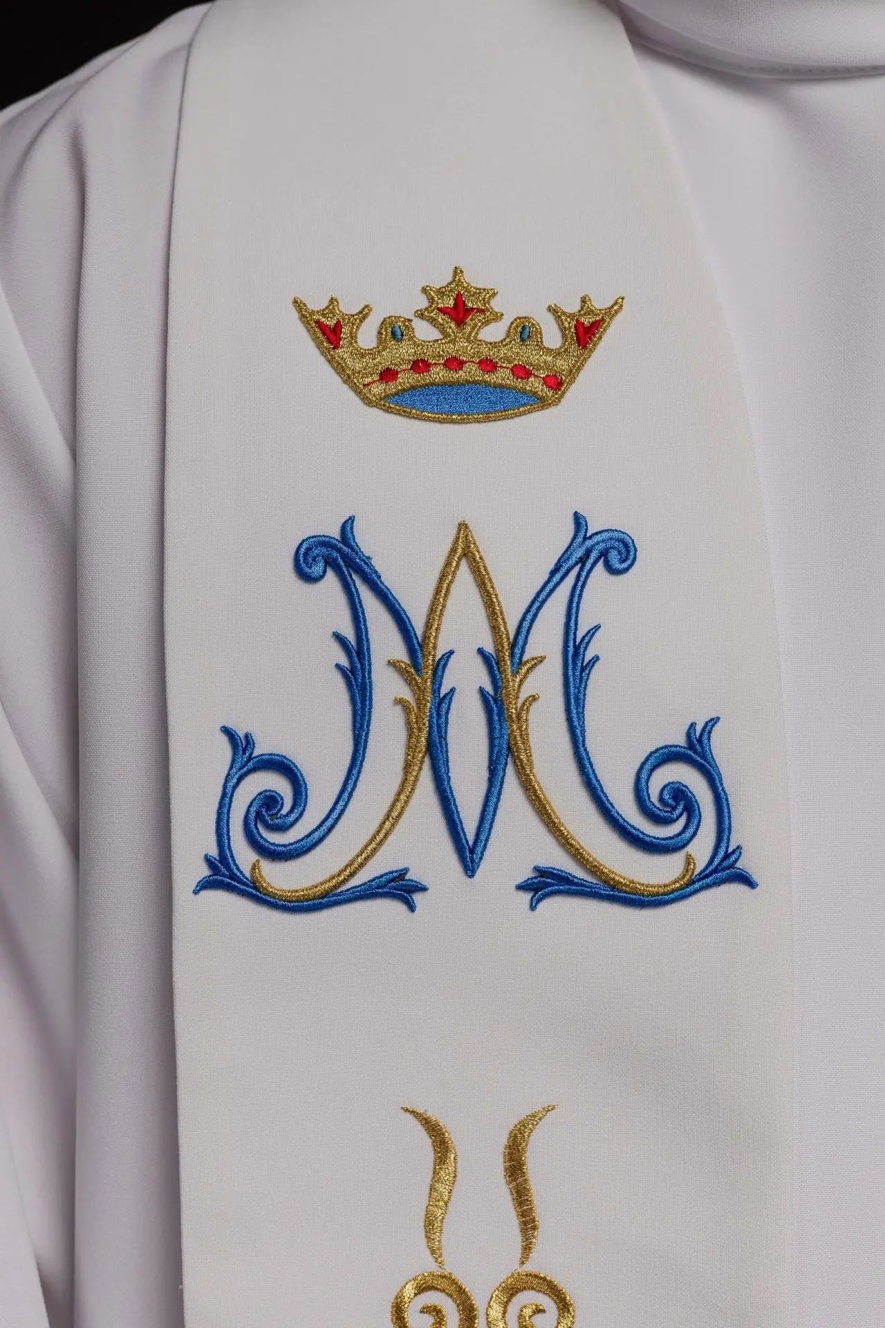 Haftowana biała stuła księdza mariańskiego