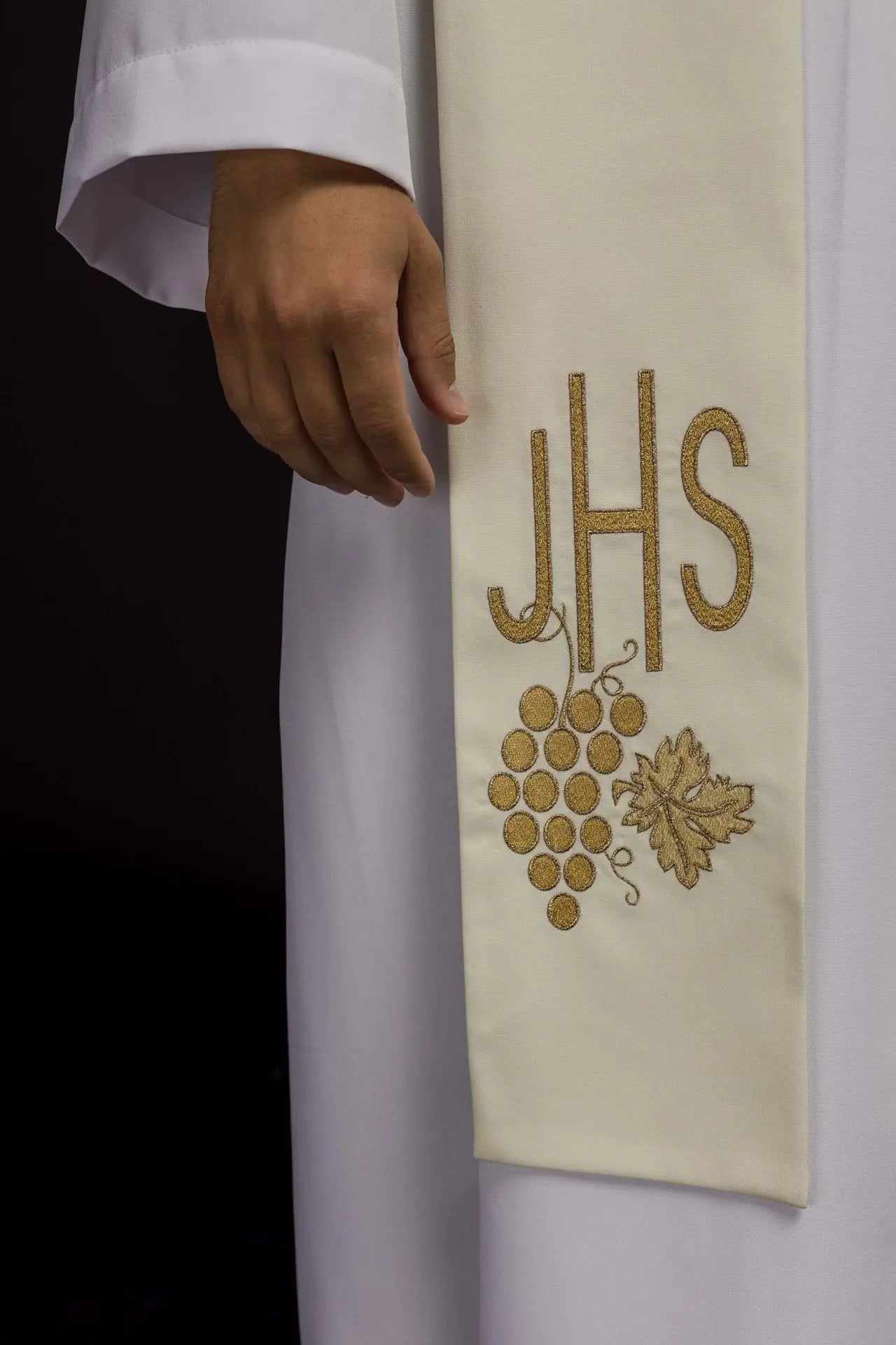 Stuła kapłańska IHS haftowana z winogronami w kolorze ecru
