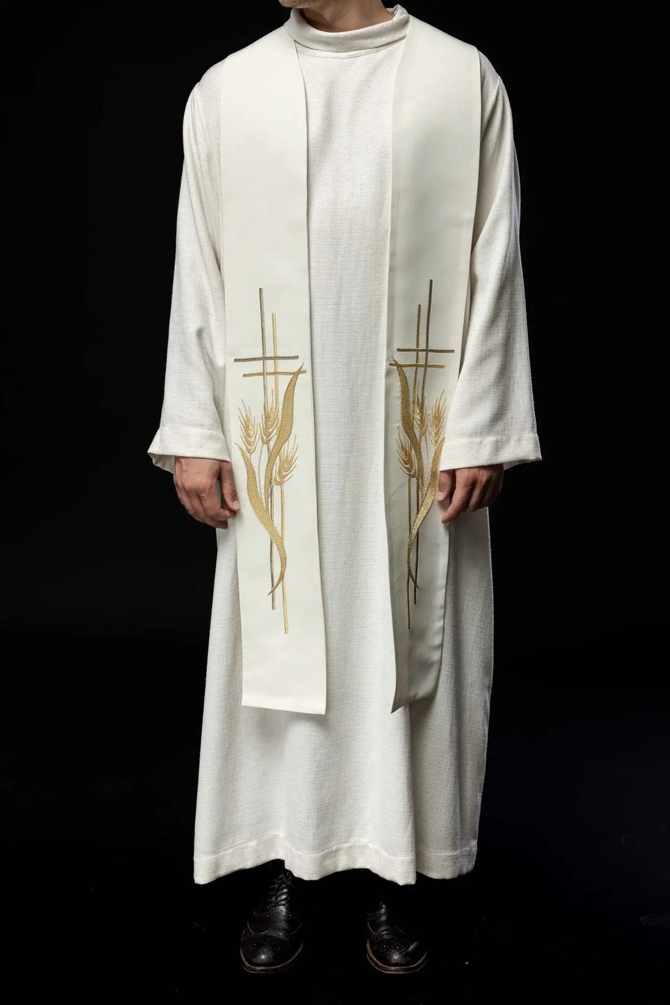 Haftowana stuła kapłańska z ozdobnym krzyżem w kolorze ecru