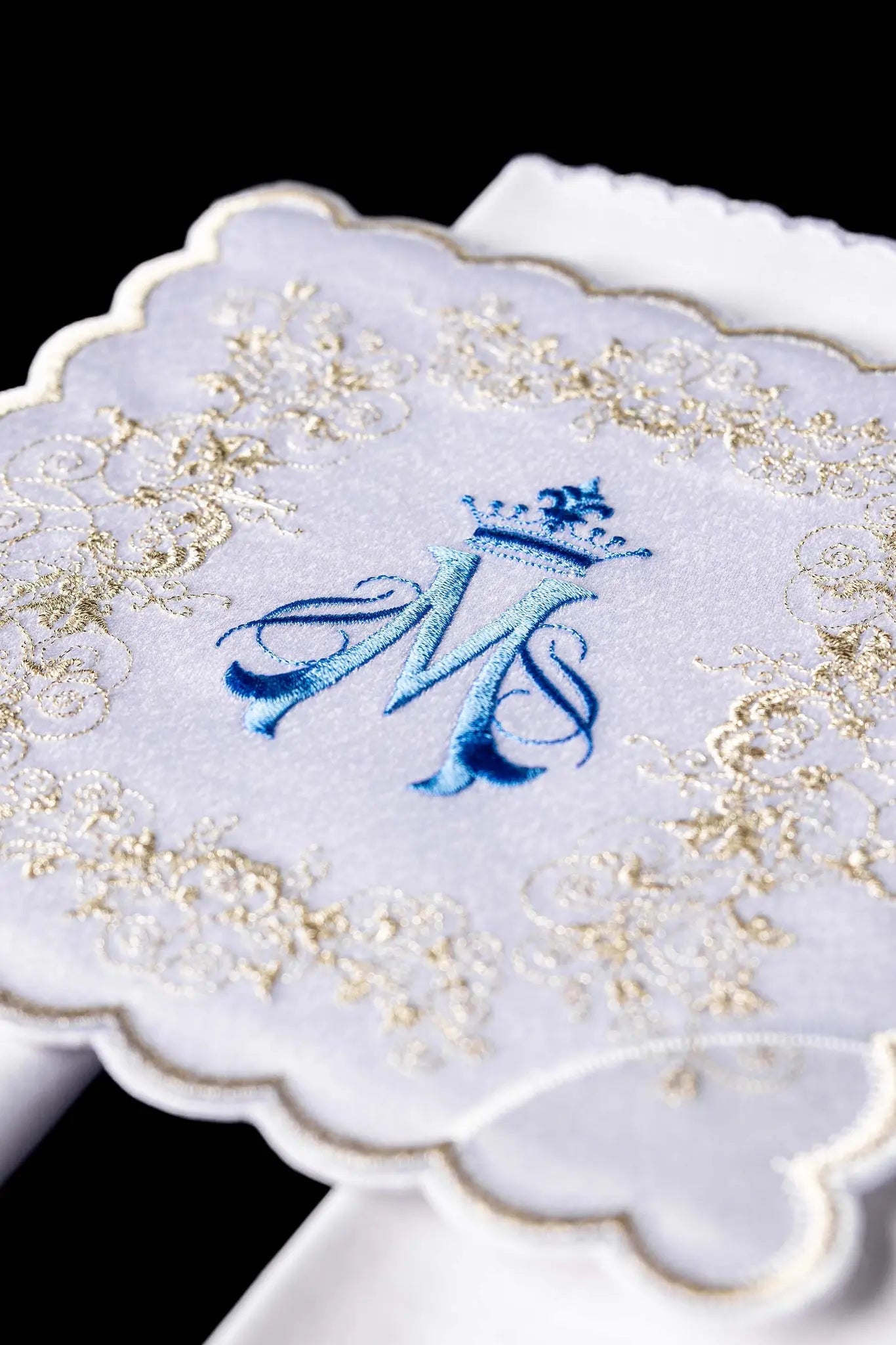 White Marian Chalice Linen Set with Gold Embroidery - HAFTINA ATELIER