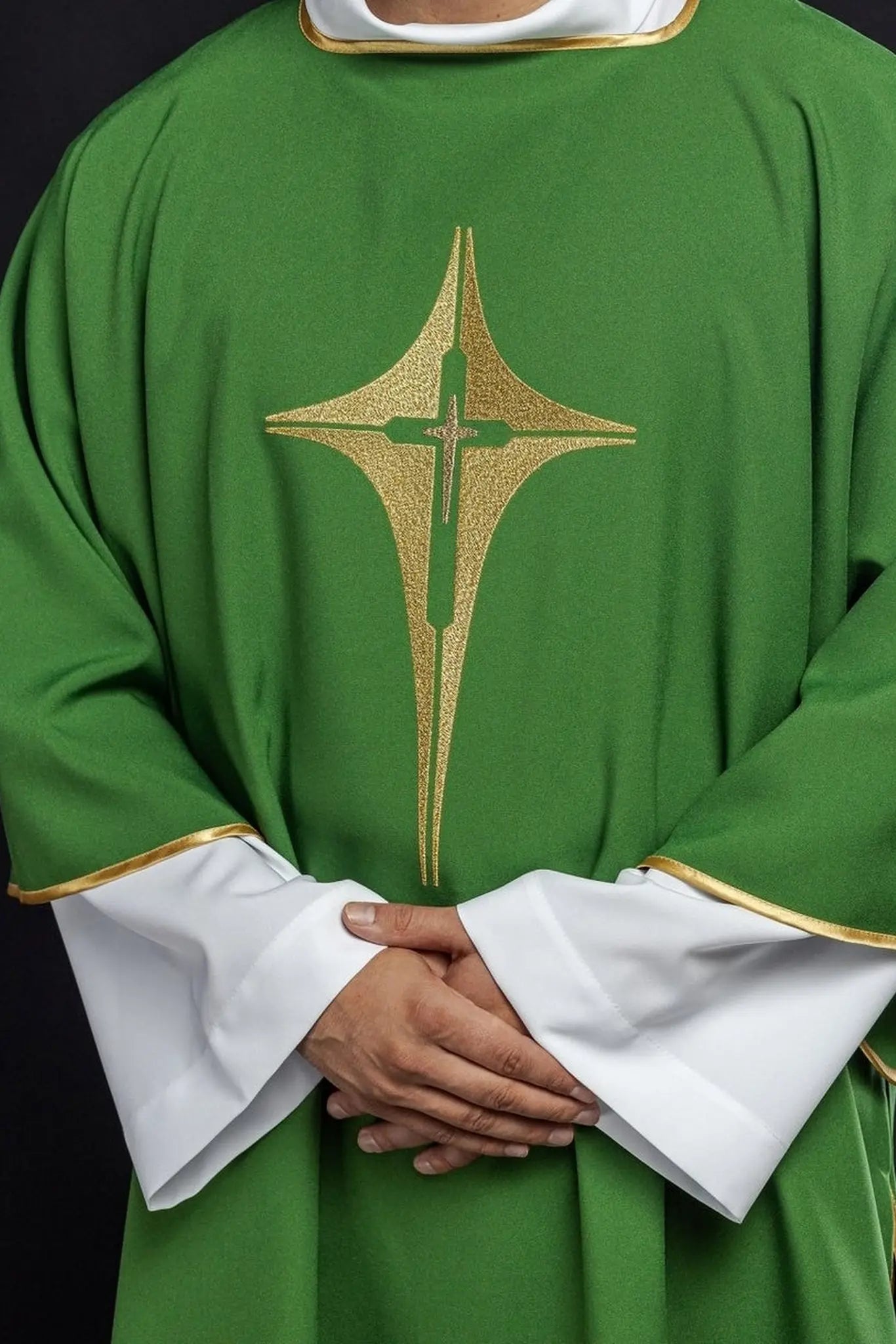 Zielony dalmatyńczyk z haftowanym złotym krzyżem