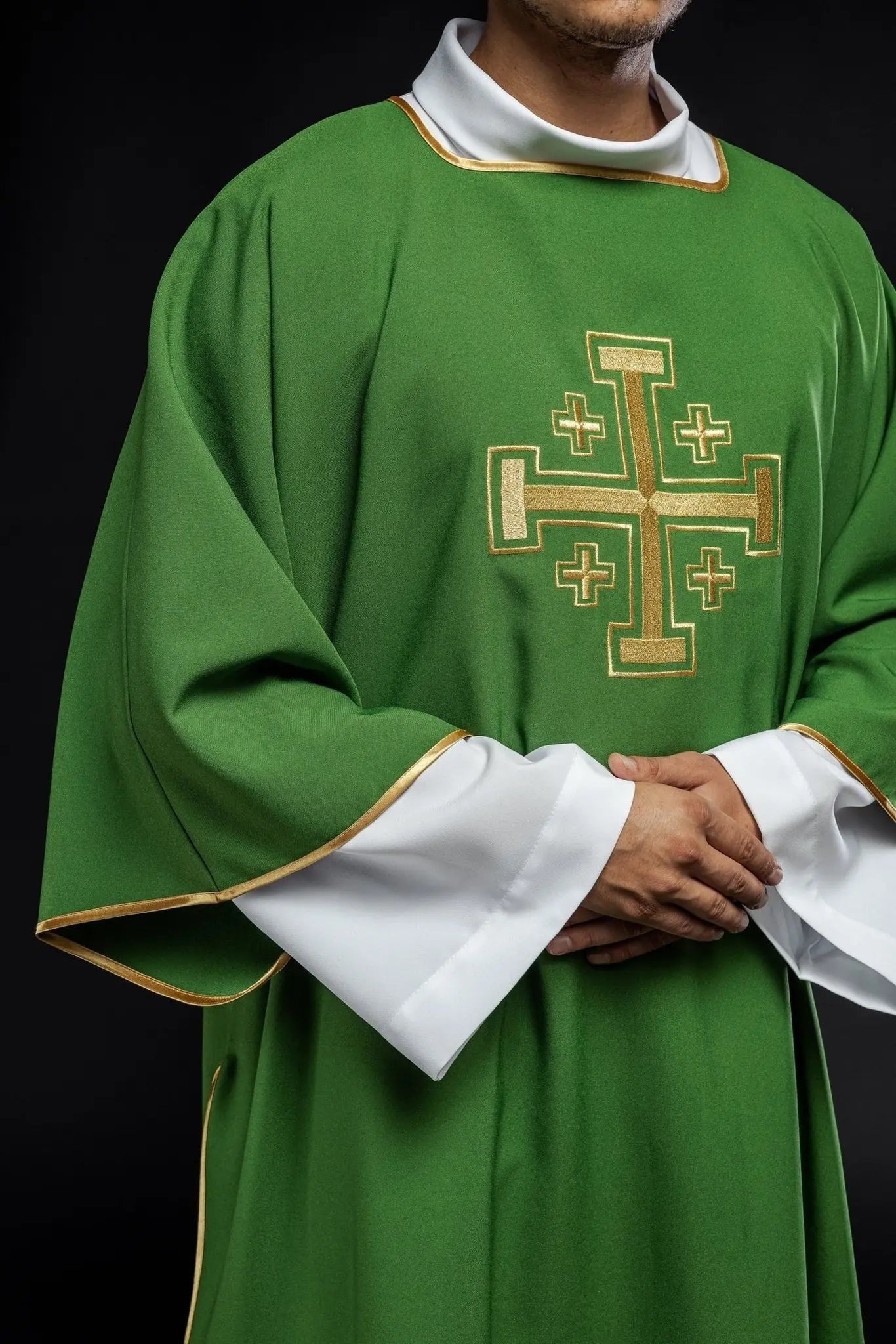 Zielona dalmatyka z haftowanymi złotymi krzyżami