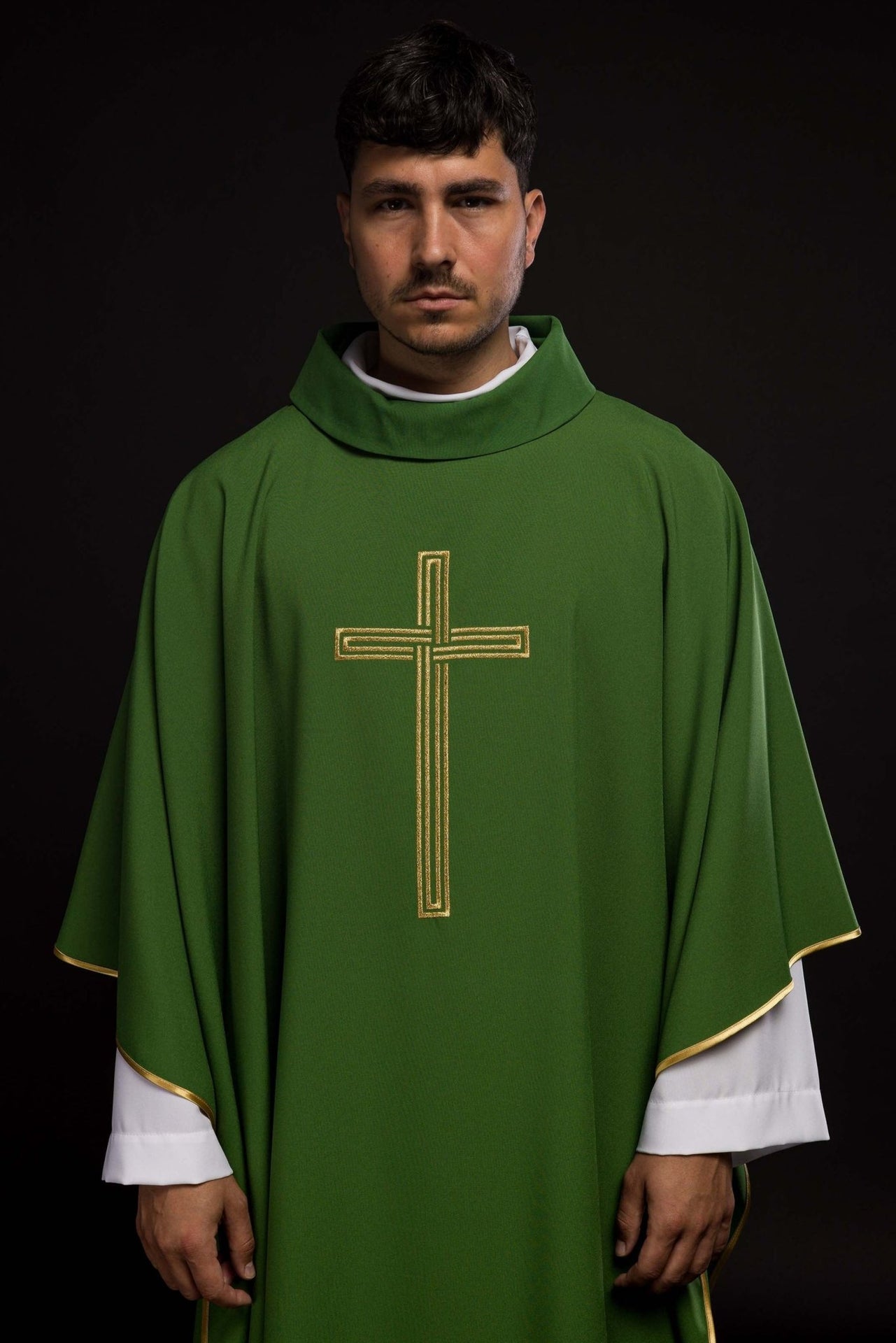 Zielony ornat haftowany z Krzyżem