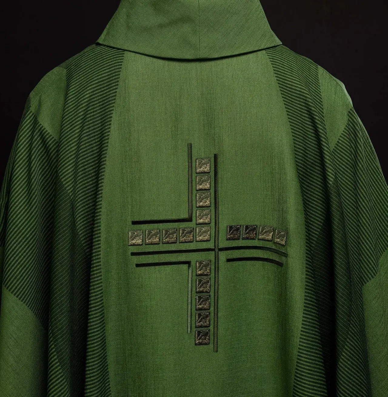 Zielony ornat liturgiczny z krzyżem