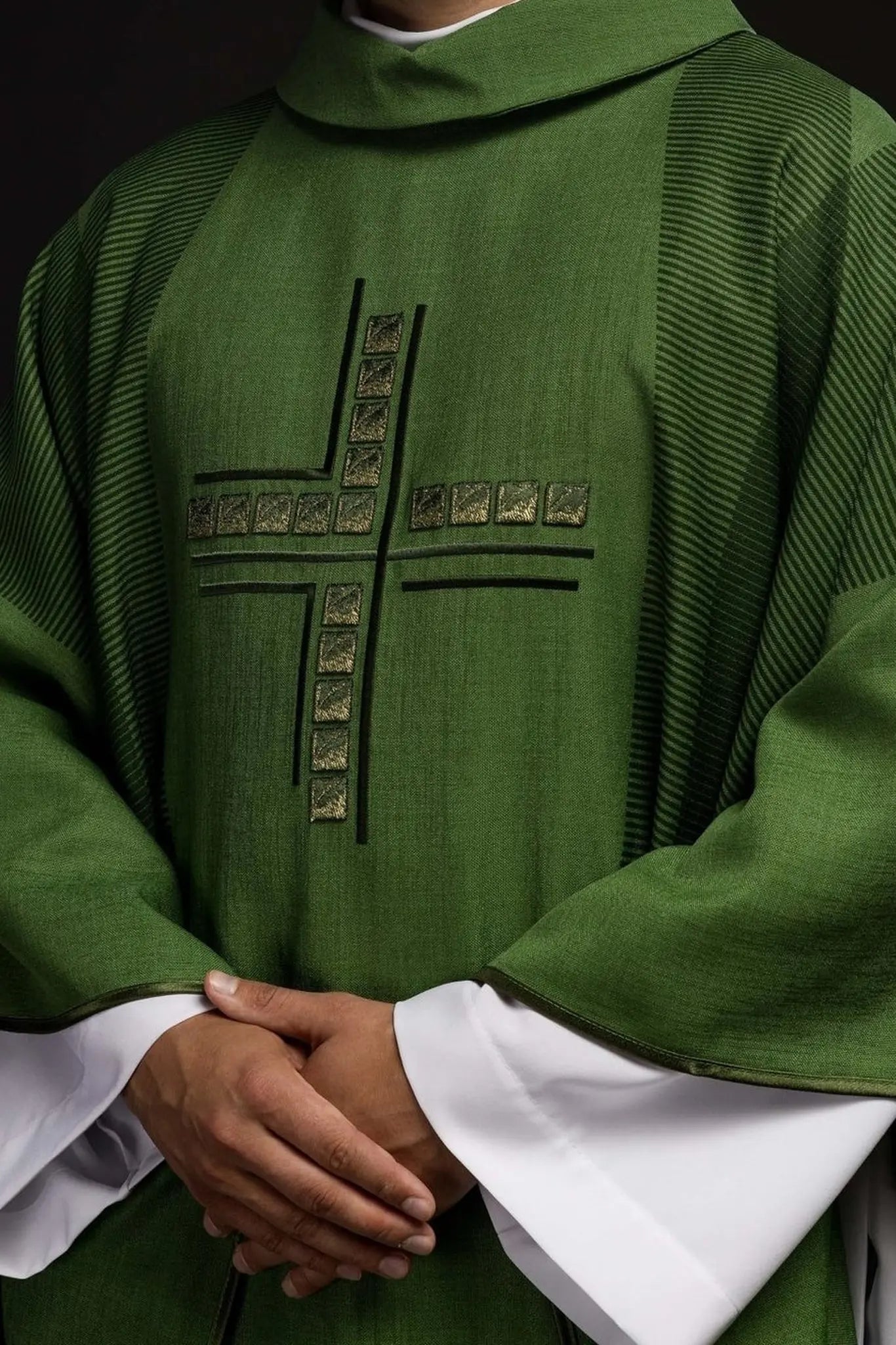 Zielony ornat liturgiczny z krzyżem