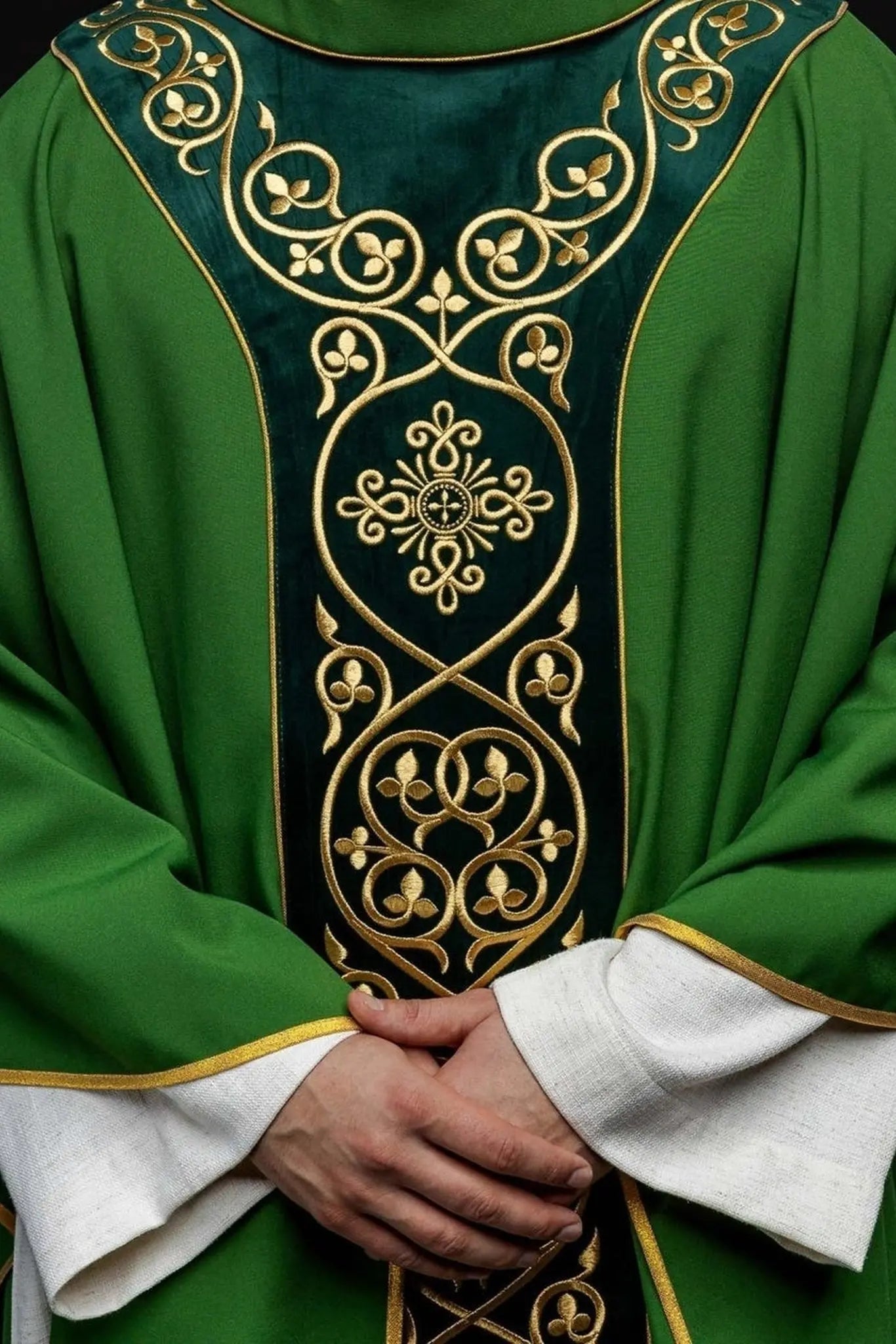 Zielony ornat liturgiczny zdobiony haftem na aksamicie