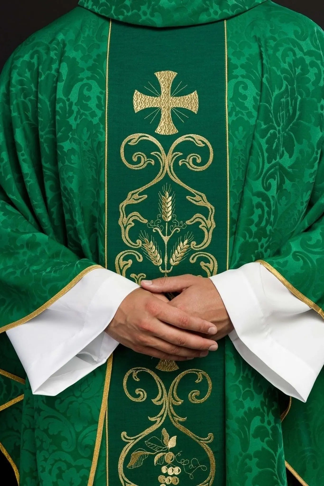 Zielony ornat liturgiczny zdobiony haftowanym pasem