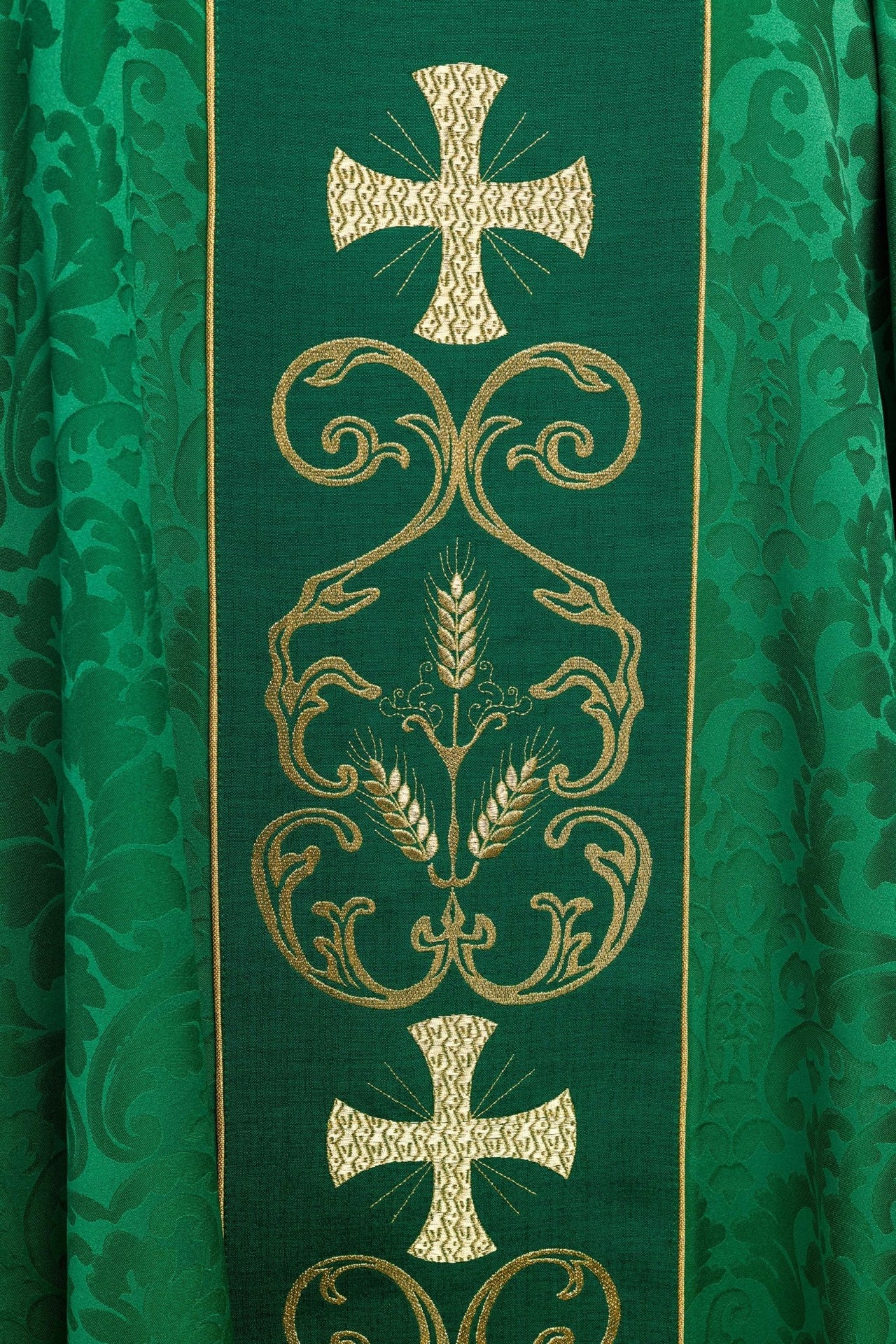 Zielony ornat liturgiczny zdobiony haftowanym pasem
