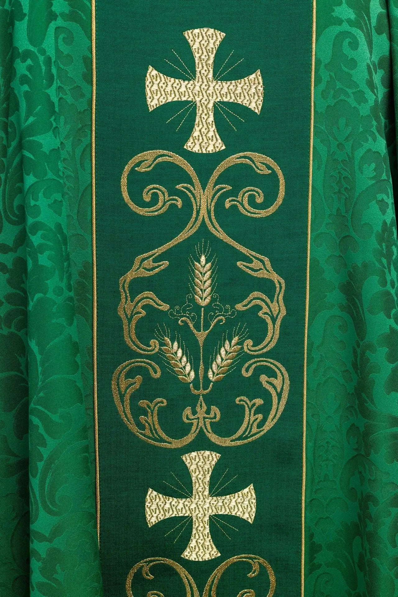 Zielony ornat liturgiczny zdobiony haftowanym pasem