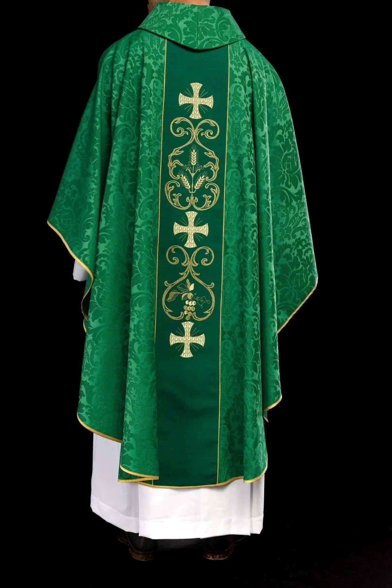 Zielony ornat liturgiczny zdobiony haftowanym pasem