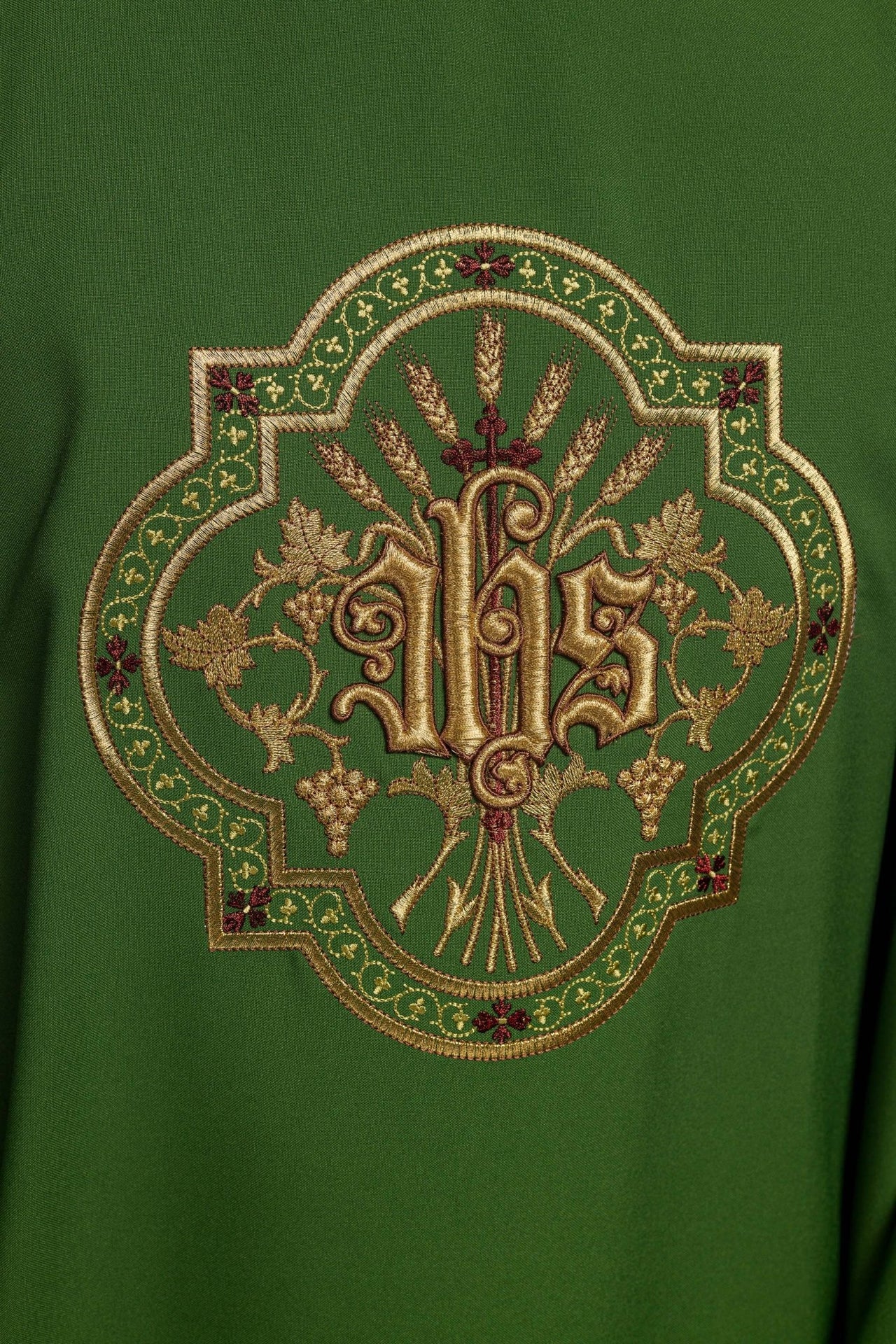 Zielony ornat z haftem IHS i PAX