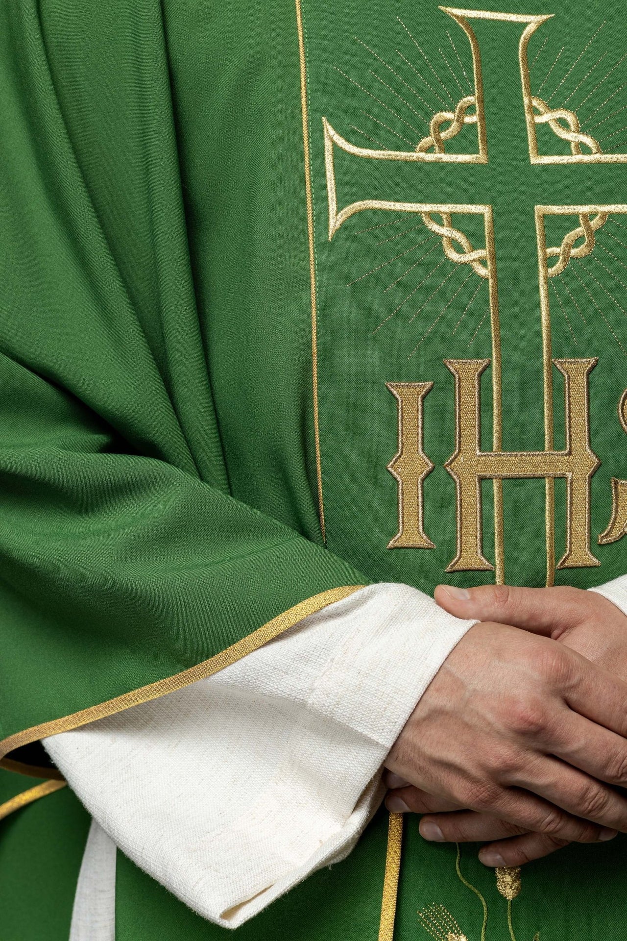 Zielony ornat z zdobionym złotym pasem w IHS i kłosy