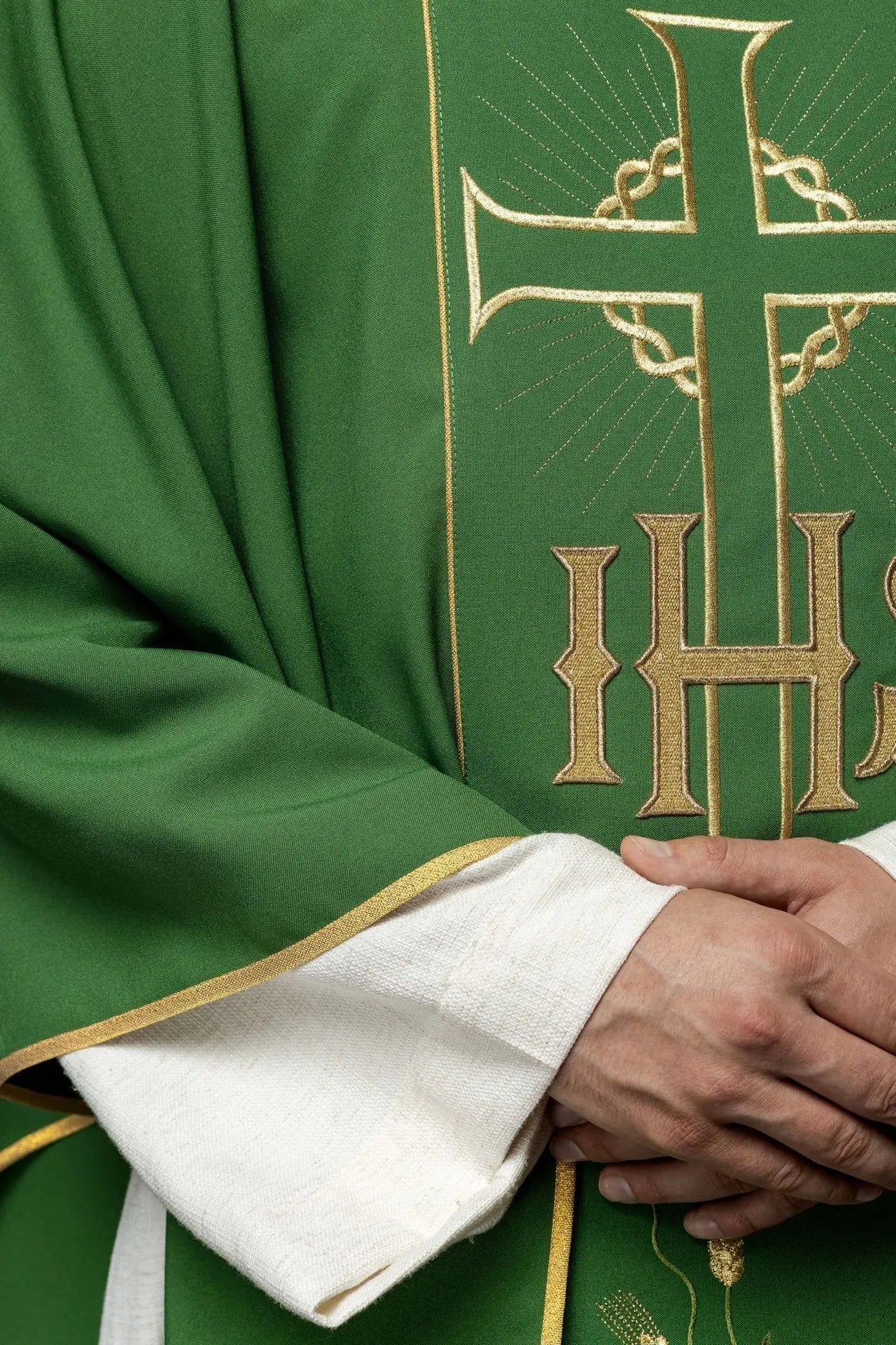 Zielony ornat z ozdobnym złotym pasem z IHS i uszami