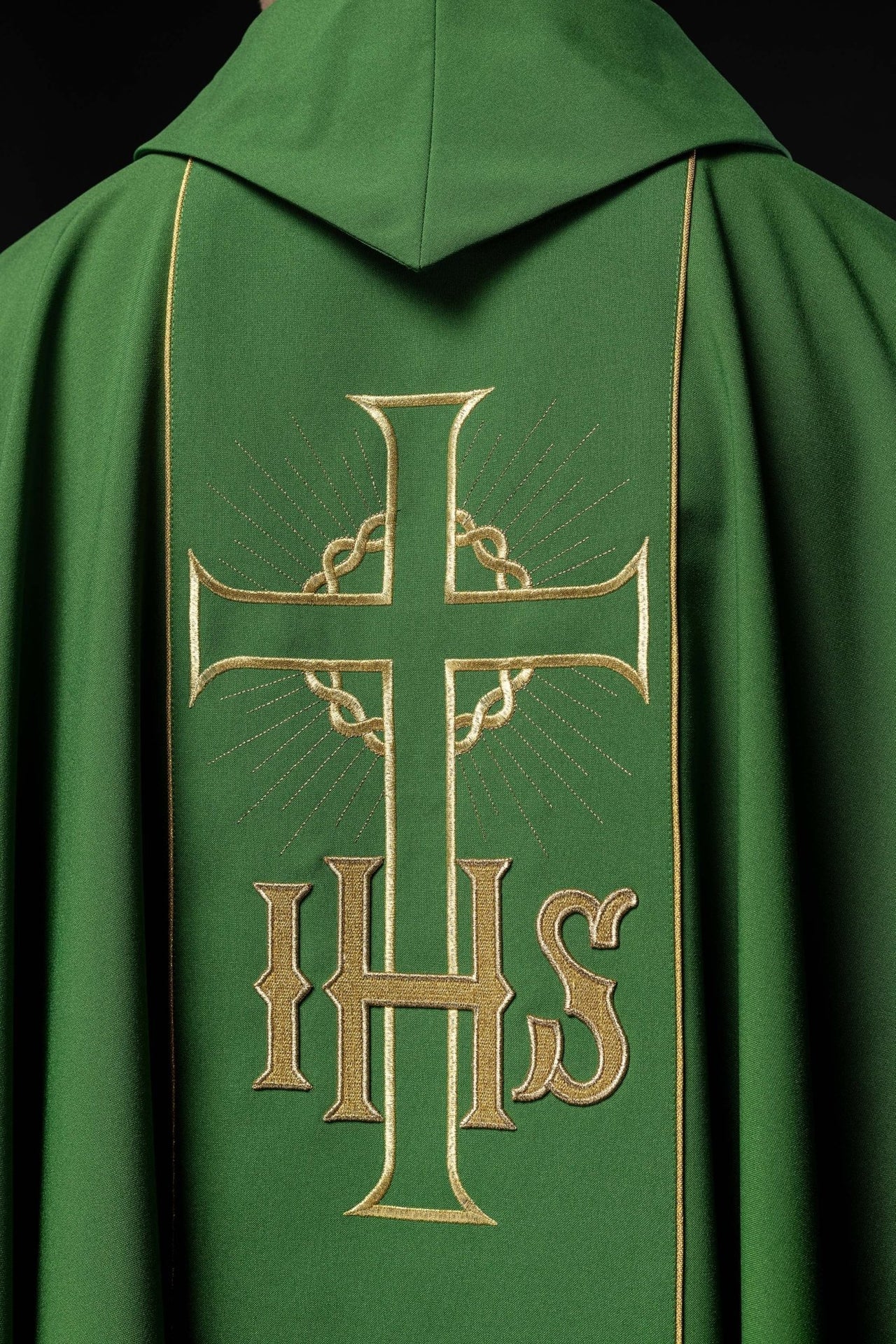 Zielony ornat z zdobionym złotym pasem w IHS i kłosy