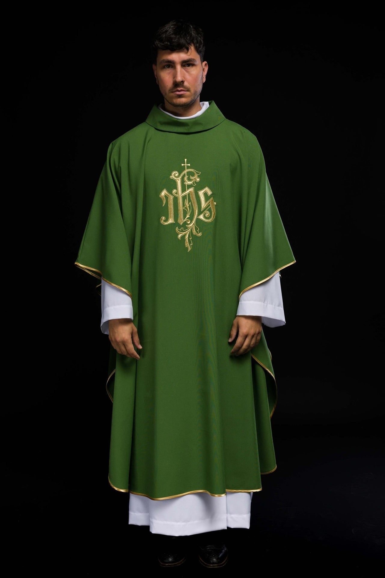 Zielony ornat ze złotym haftem IHS