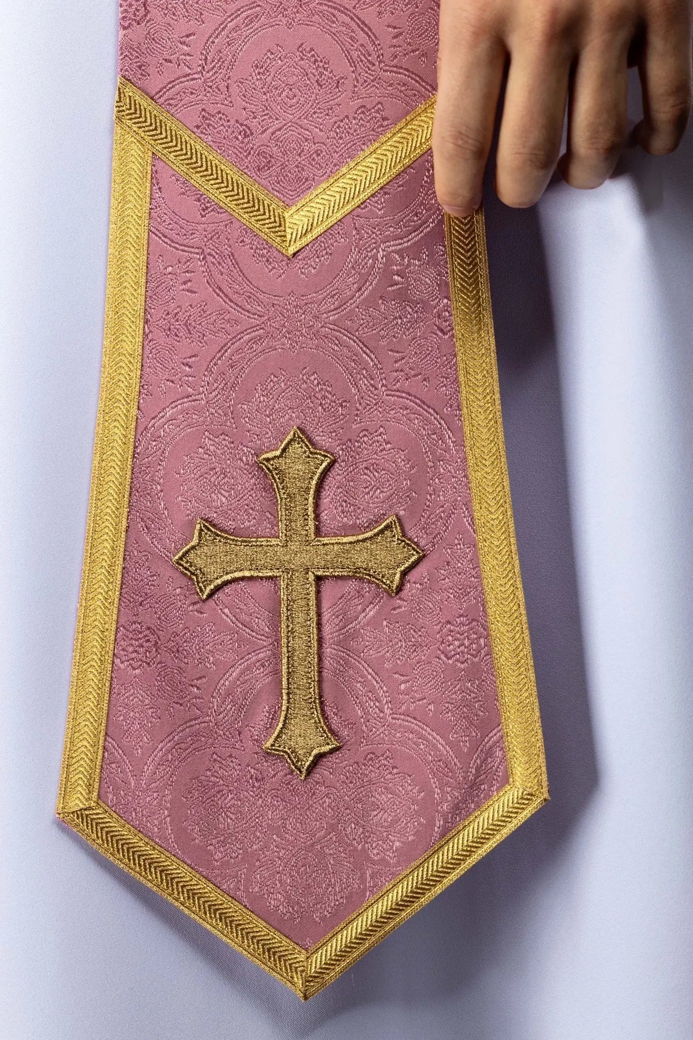 Różowa stuła żakardowa z haftowanym Krzyżem