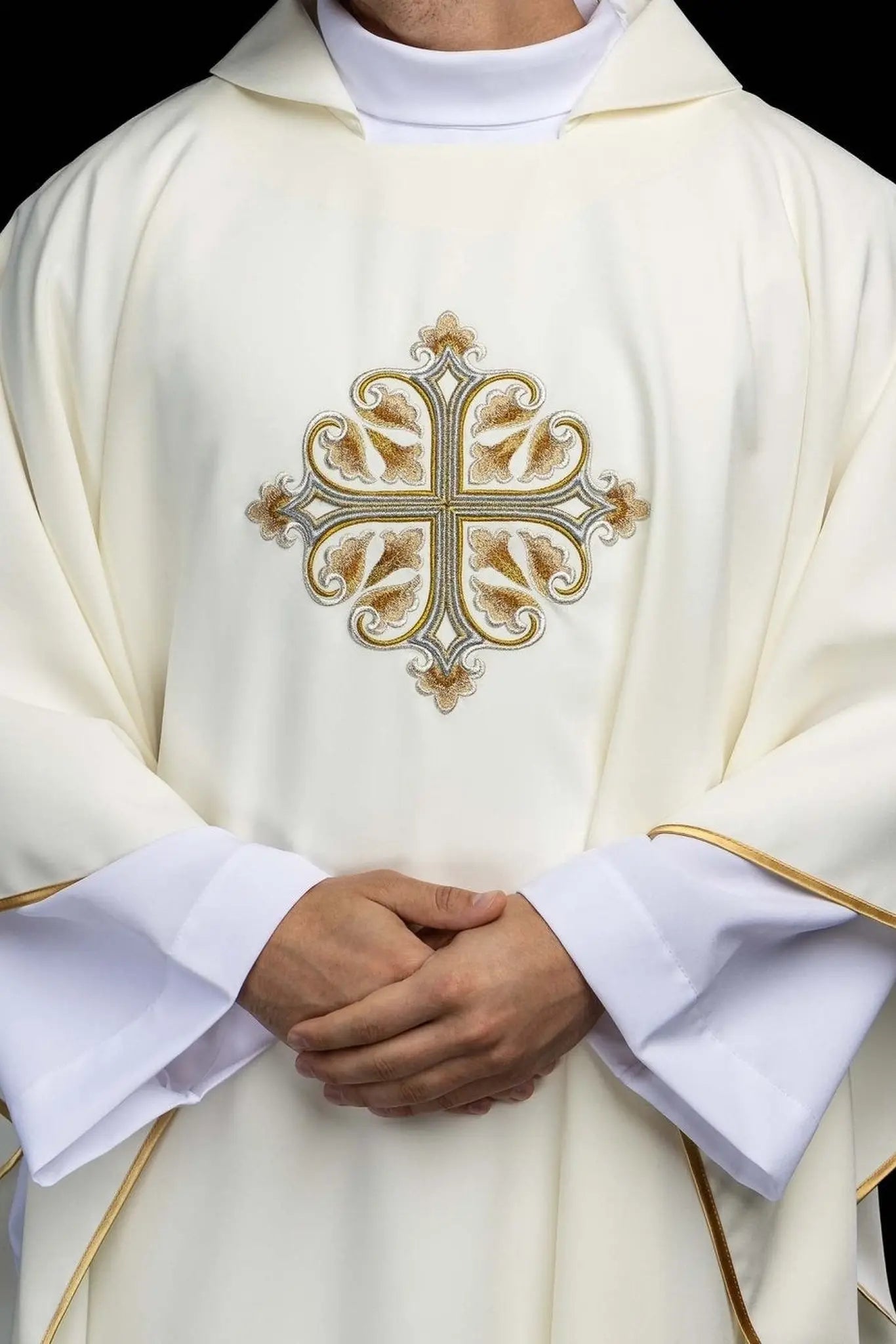 Ornat Ecru z haftowanym ozdobnym Krzyżem i szerokim kołnierzem