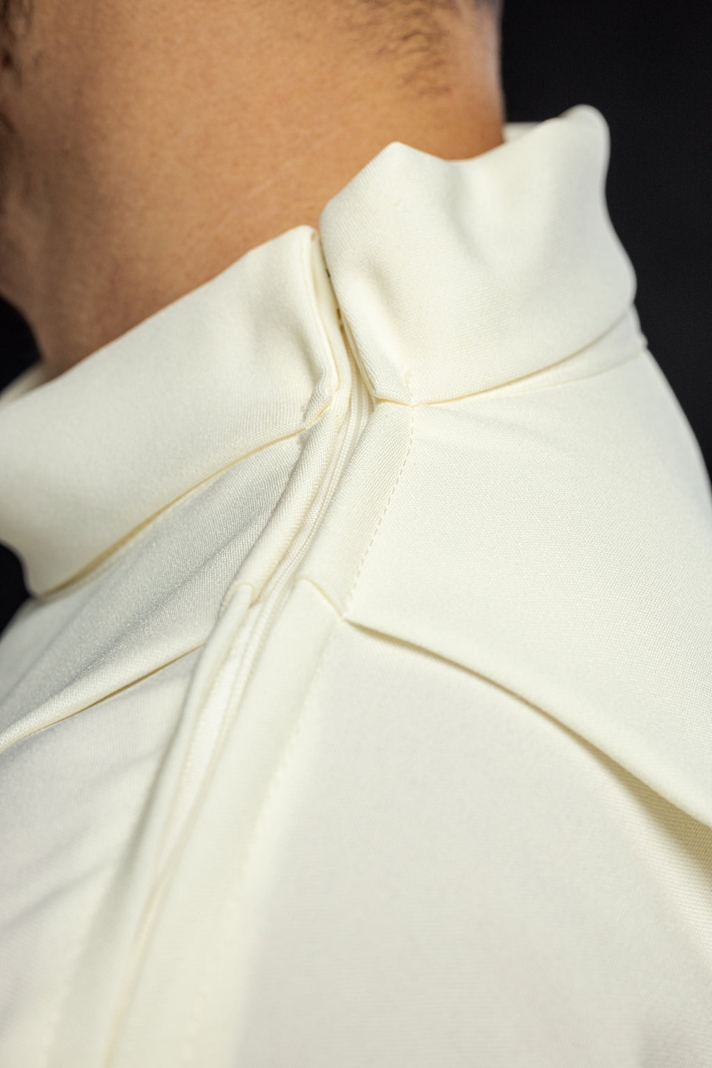 Alba z haftowanymi mozaikowymi krzyżami ecru