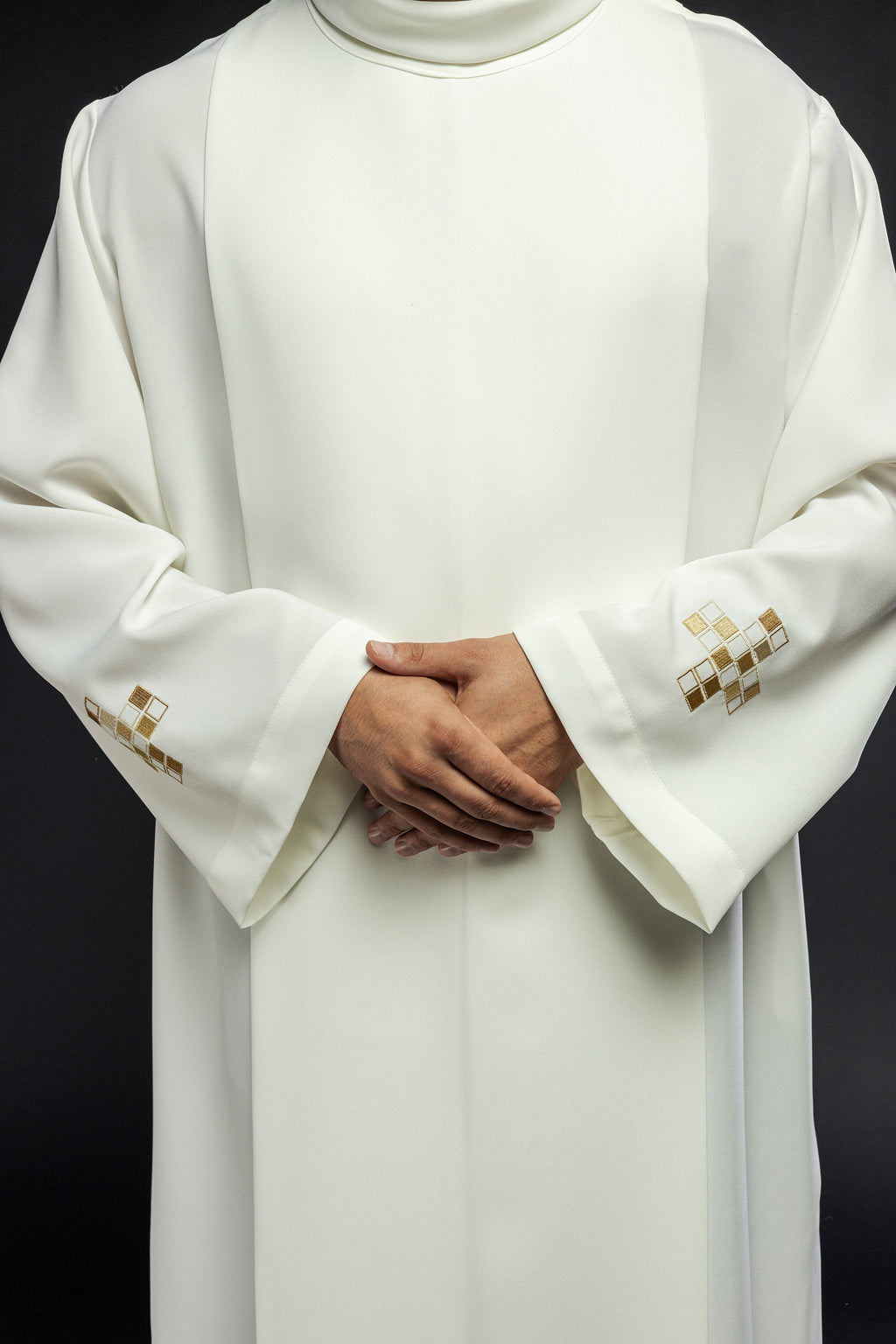 Alba z haftowanymi mozaikowymi krzyżami ecru