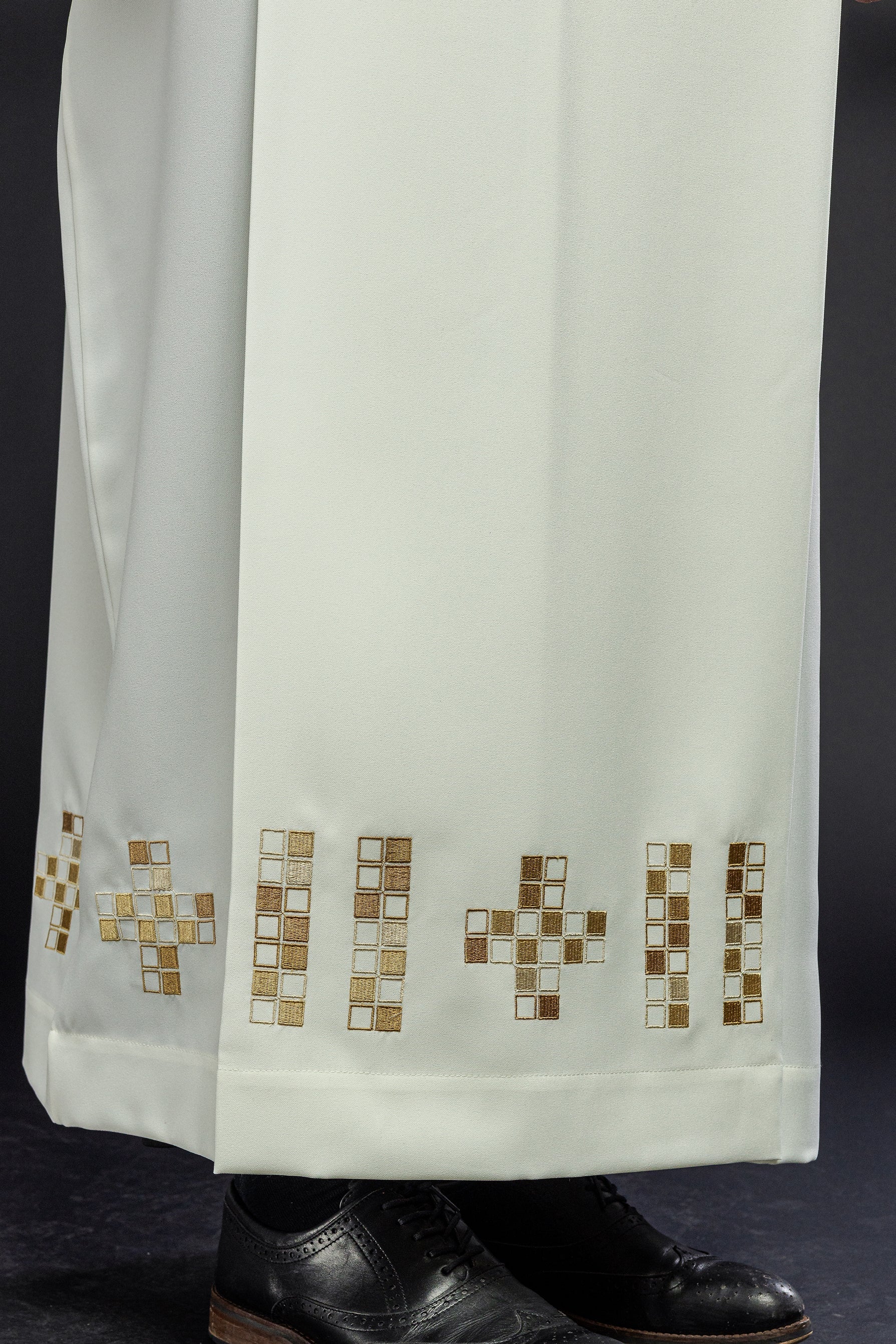 Alba z haftowanymi mozaikowymi krzyżami ecru