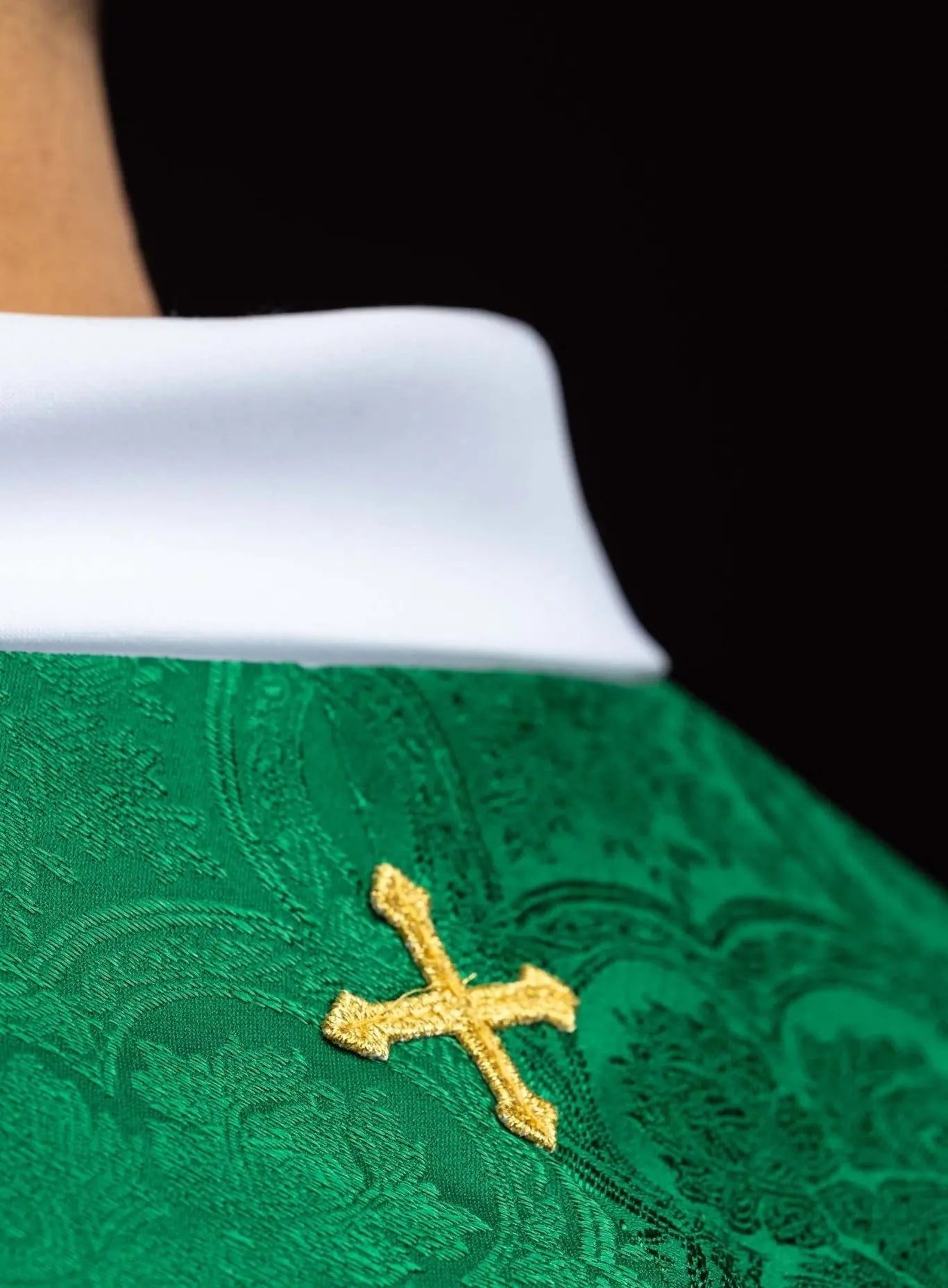 Zielona żakardowa stuła z haftowanym krzyżem