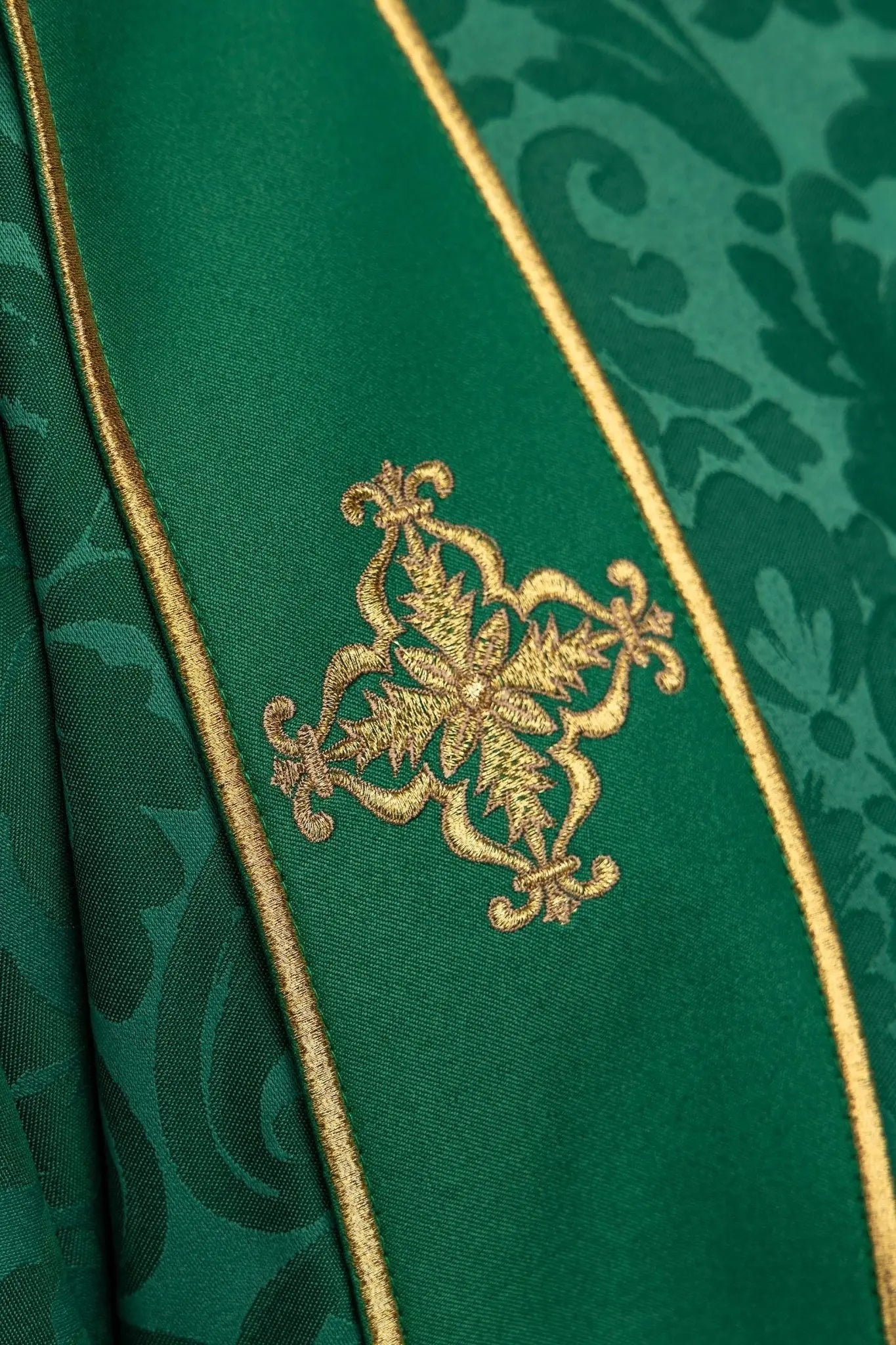 Zielona żakardowa dalmatyka z haftowanym złotym krzyżem