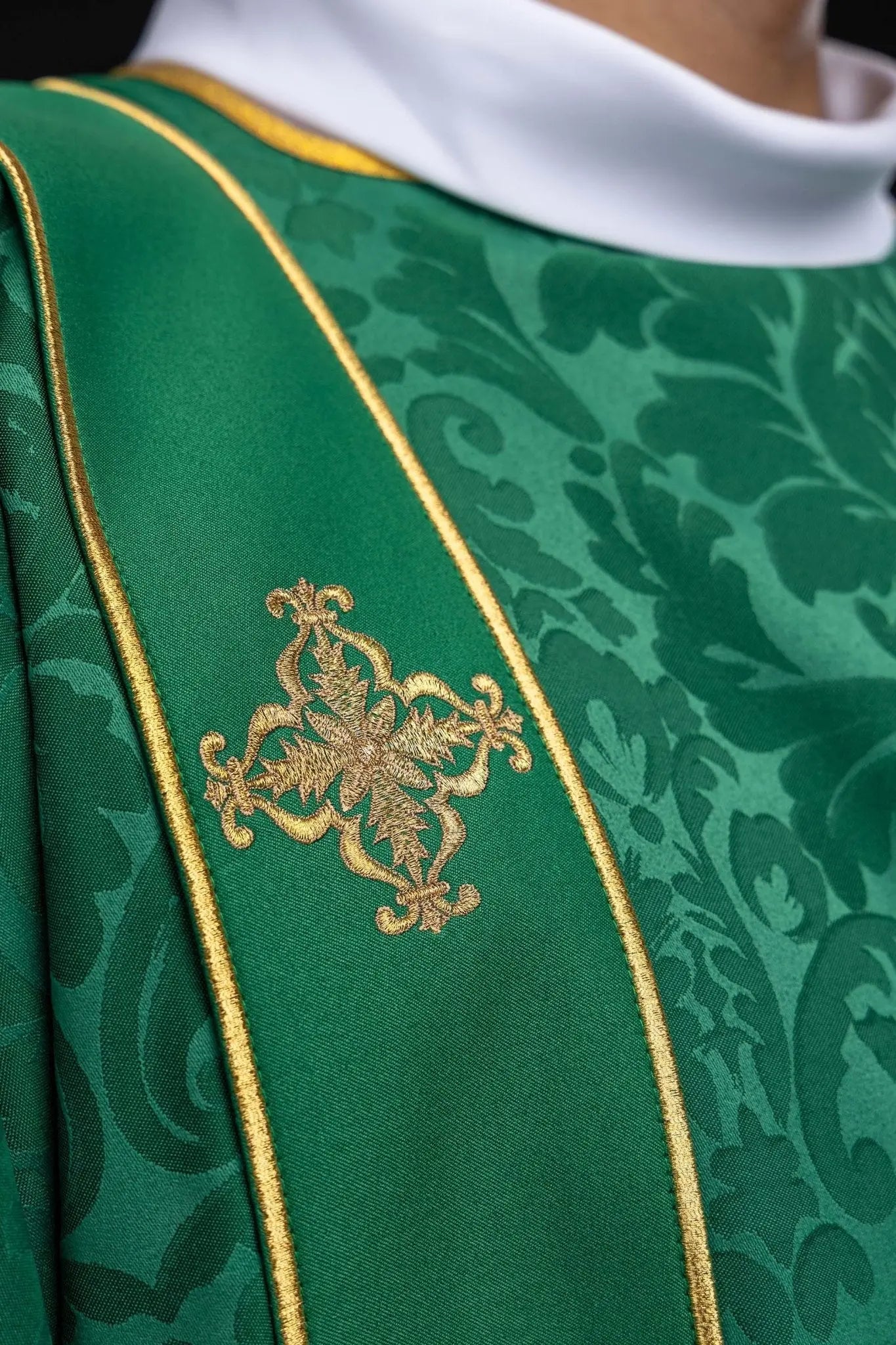 Zielona żakardowa dalmatyka z haftowanym złotym krzyżem