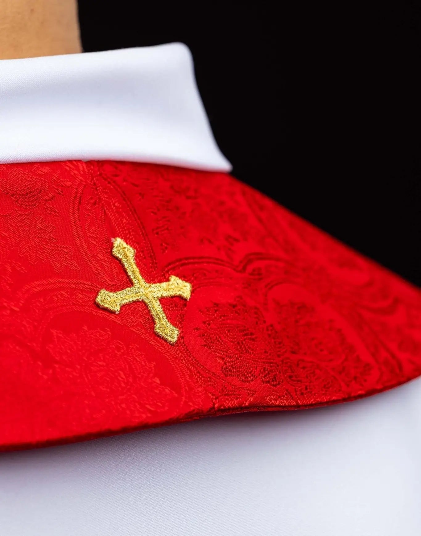 Czerwona żakardowa stuła z haftowanym krzyżem