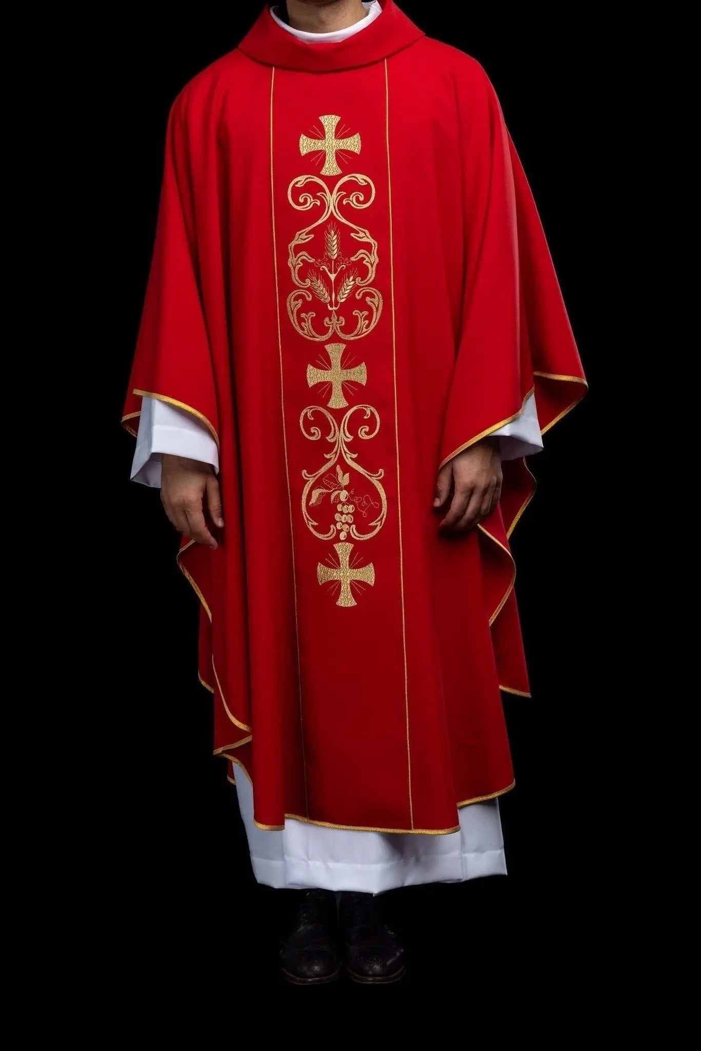 Czerwony Ornat liturgiczny z haftowanym pasem