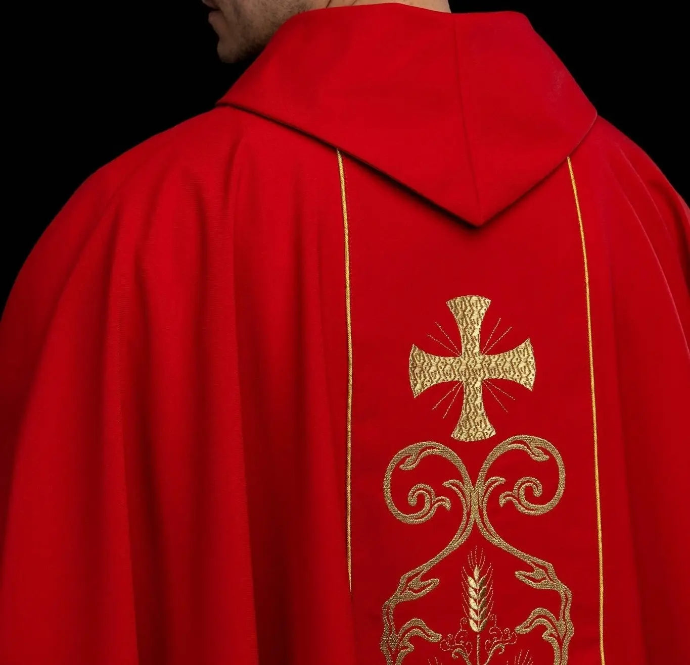 Czerwony Ornat liturgiczny z haftowanym pasem