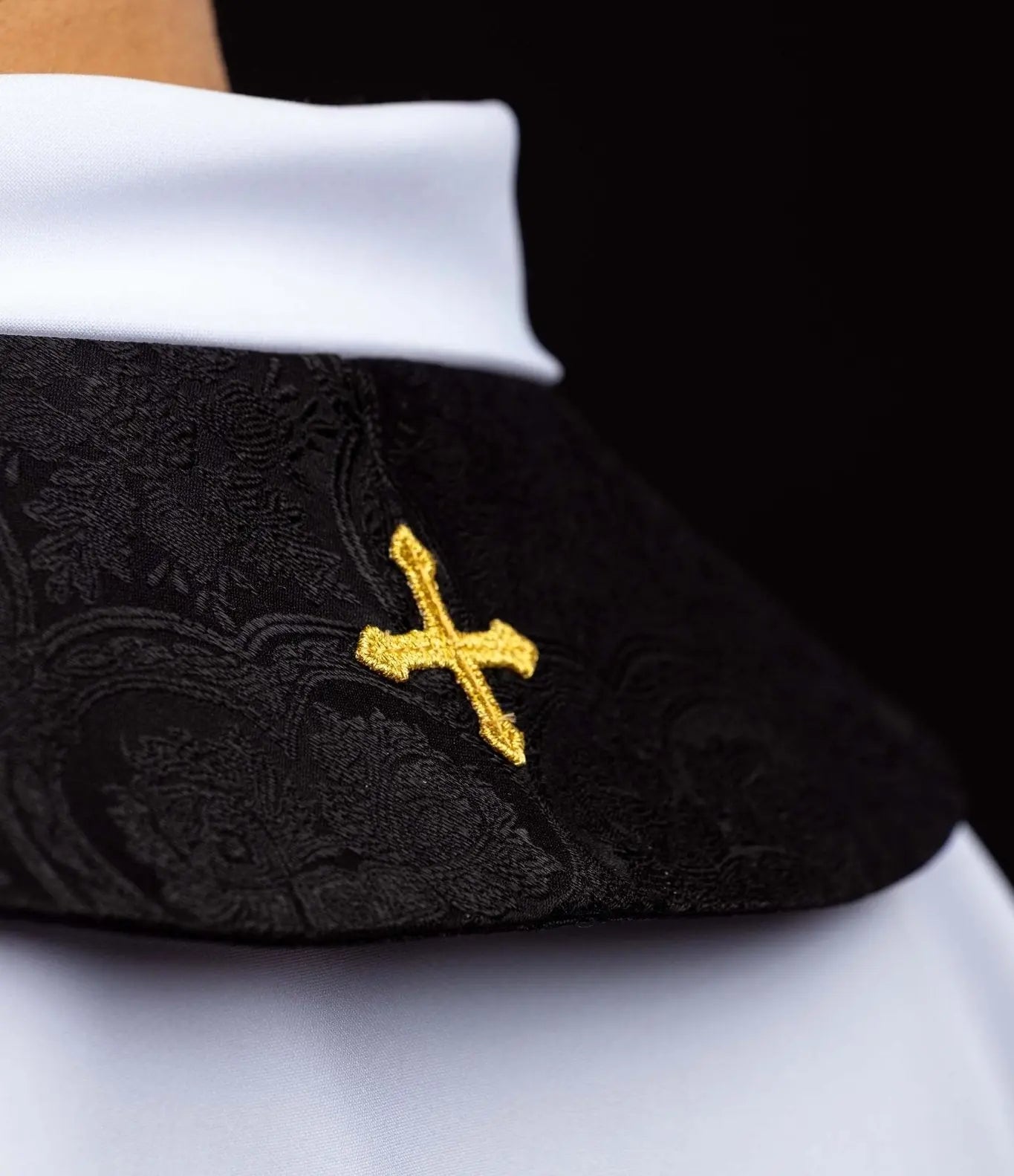 Czarna żakardowa stuła z haftowanym krzyżem