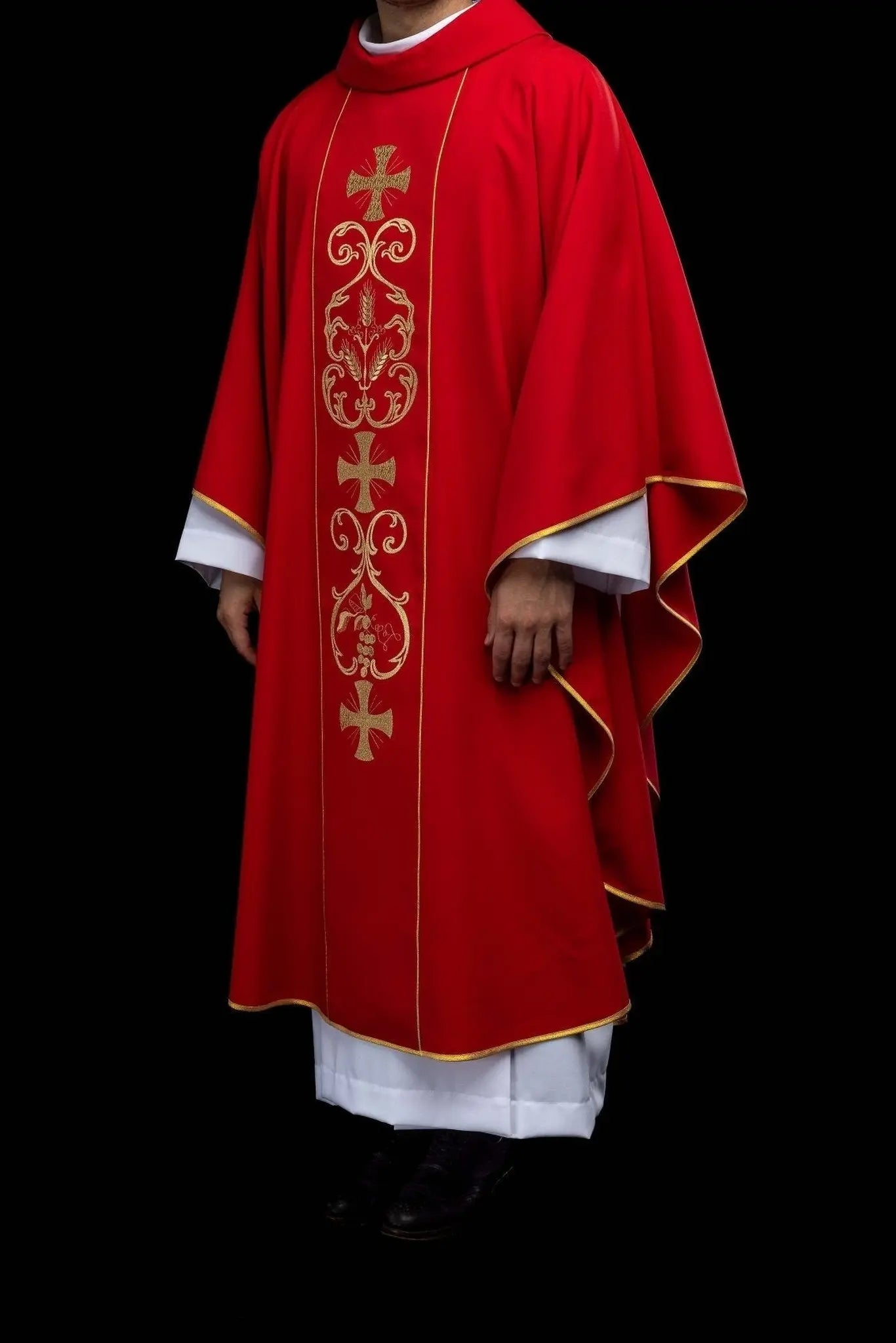 Czerwony Ornat liturgiczny z haftowanym pasem