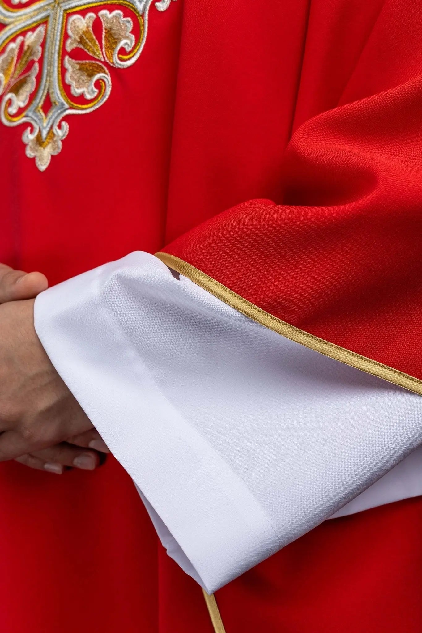 Czerwony haftowany Ornat z ozdobnym Krzyżem i szerokim kołnierzem