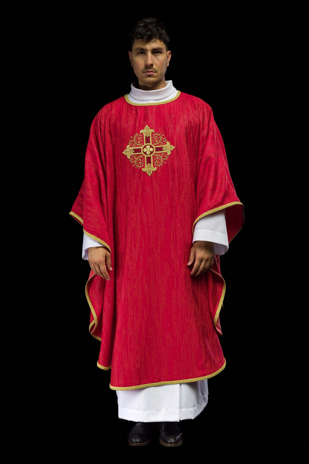 Czerwony ornat z haftowanym motywem krzyża na ozdobnej tkaninie - ORNATY.PL