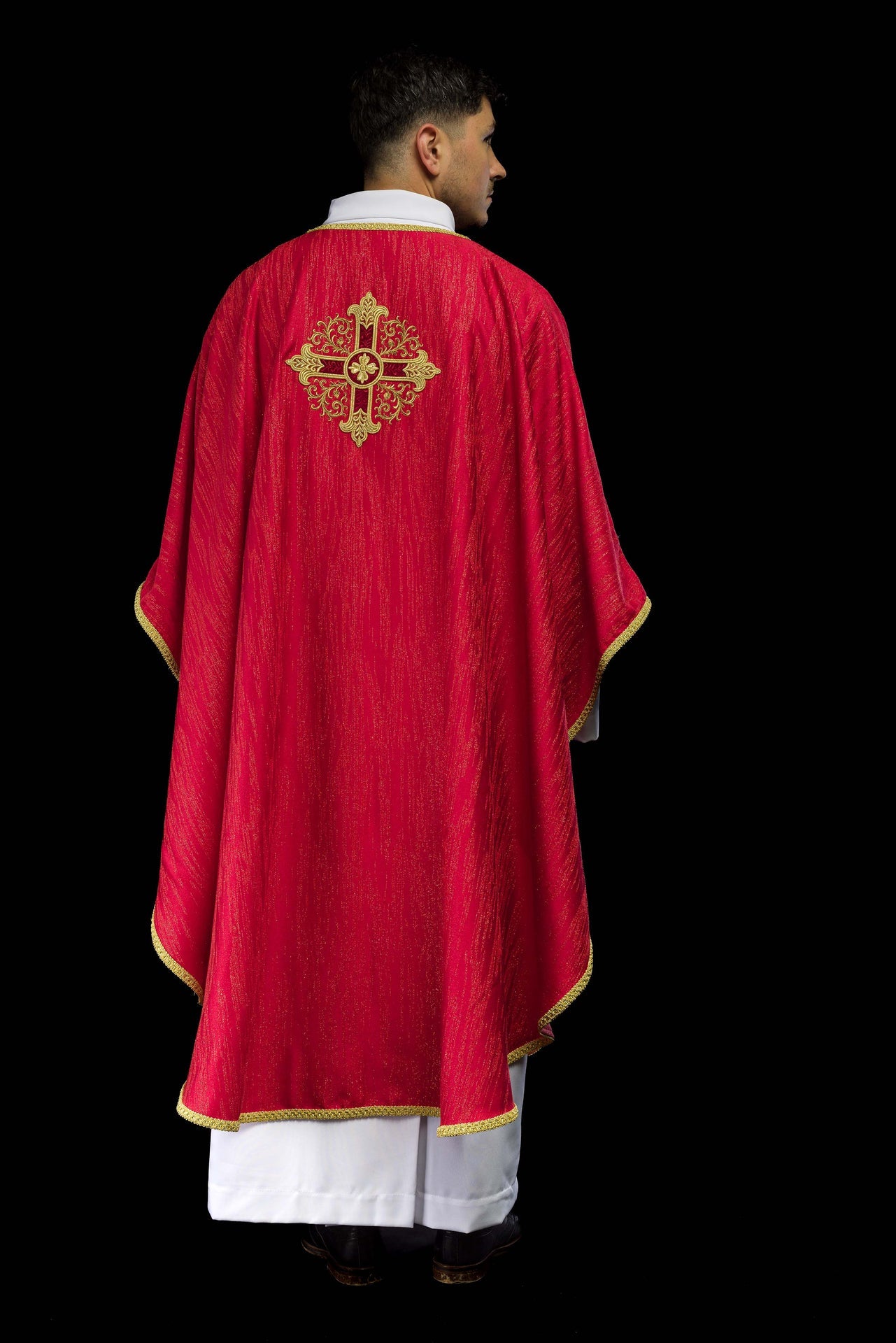 Czerwony ornat z haftowanym motywem krzyża na ozdobnej tkaninie - ORNATY.PL