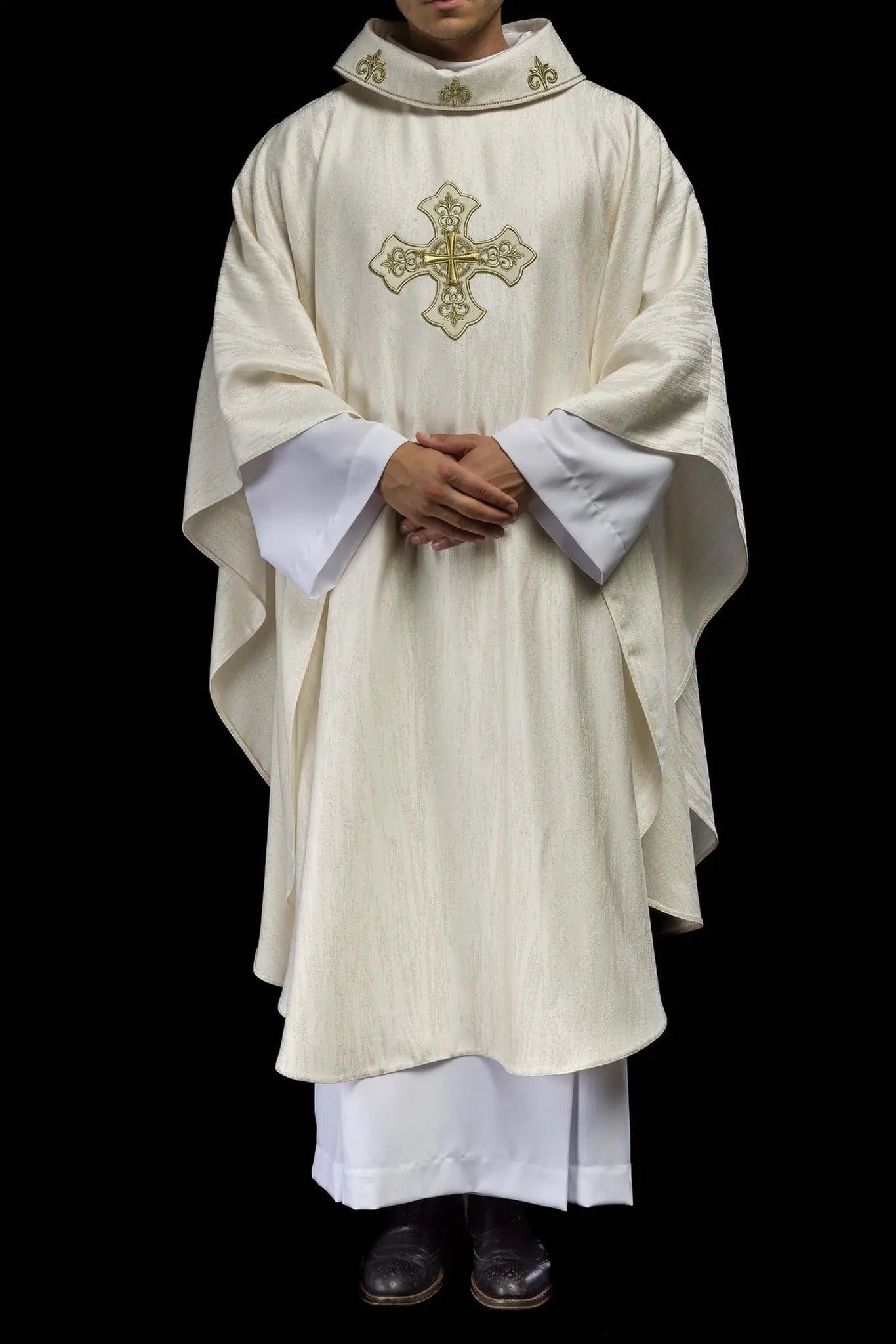 Ornat liturgiczny w kolorze ecru z haftowanym motywem krzyża na ozdobnej tkaninie 