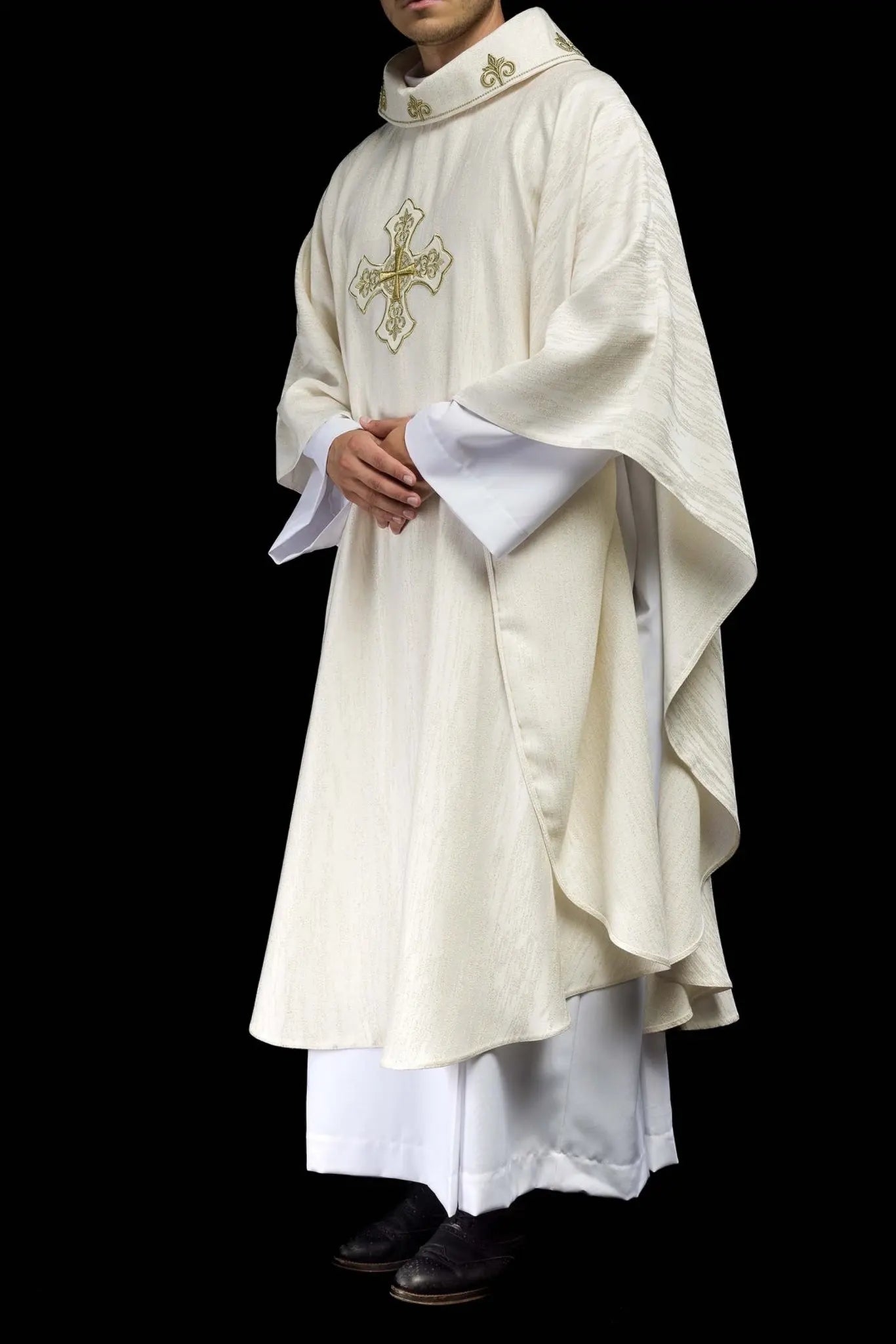 Ornat liturgiczny w kolorze ecru z haftowanym motywem krzyża na ozdobnej tkaninie 