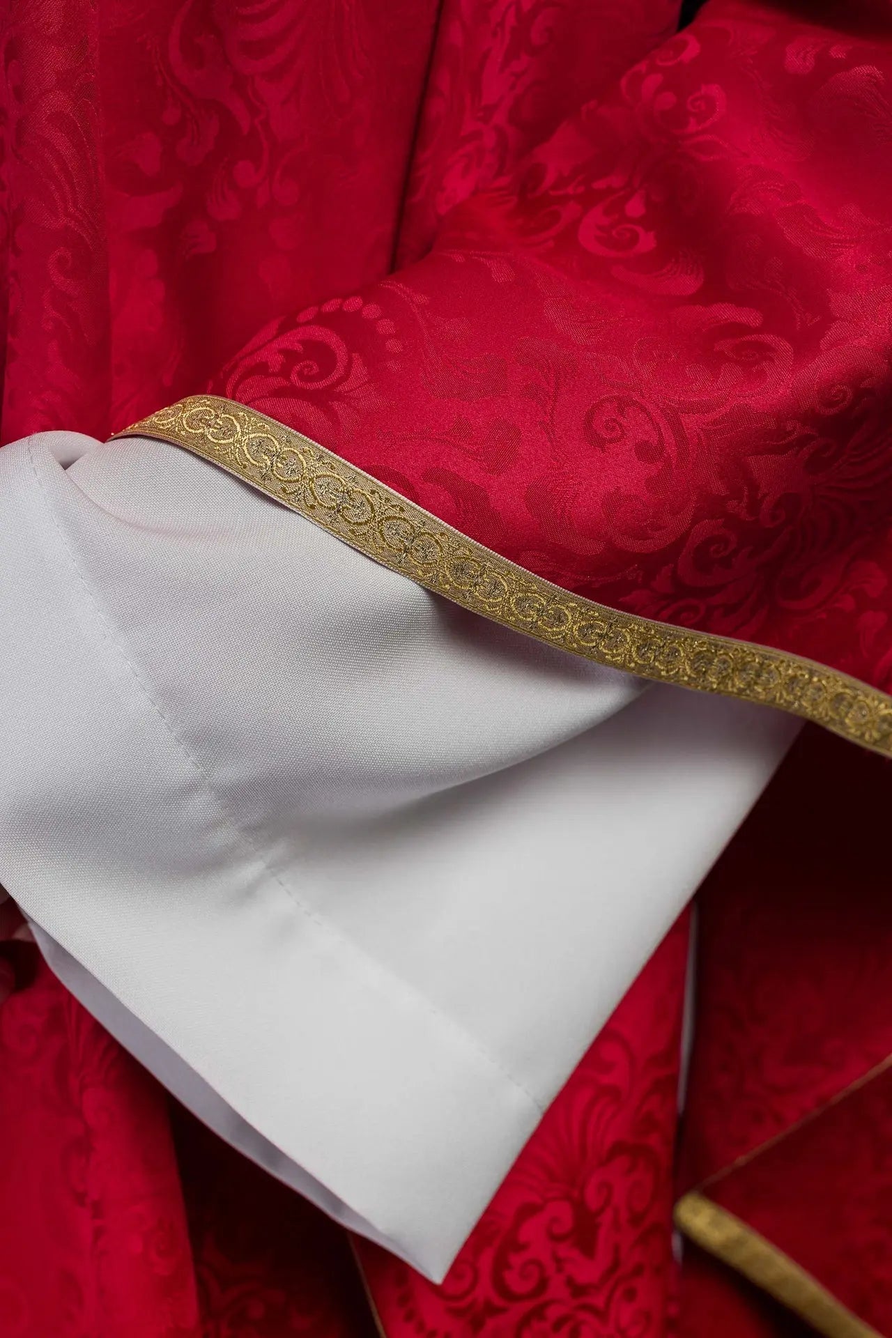 Ornat liturgiczny haftowany z Duchem Świętym na tkaninie żakardowej