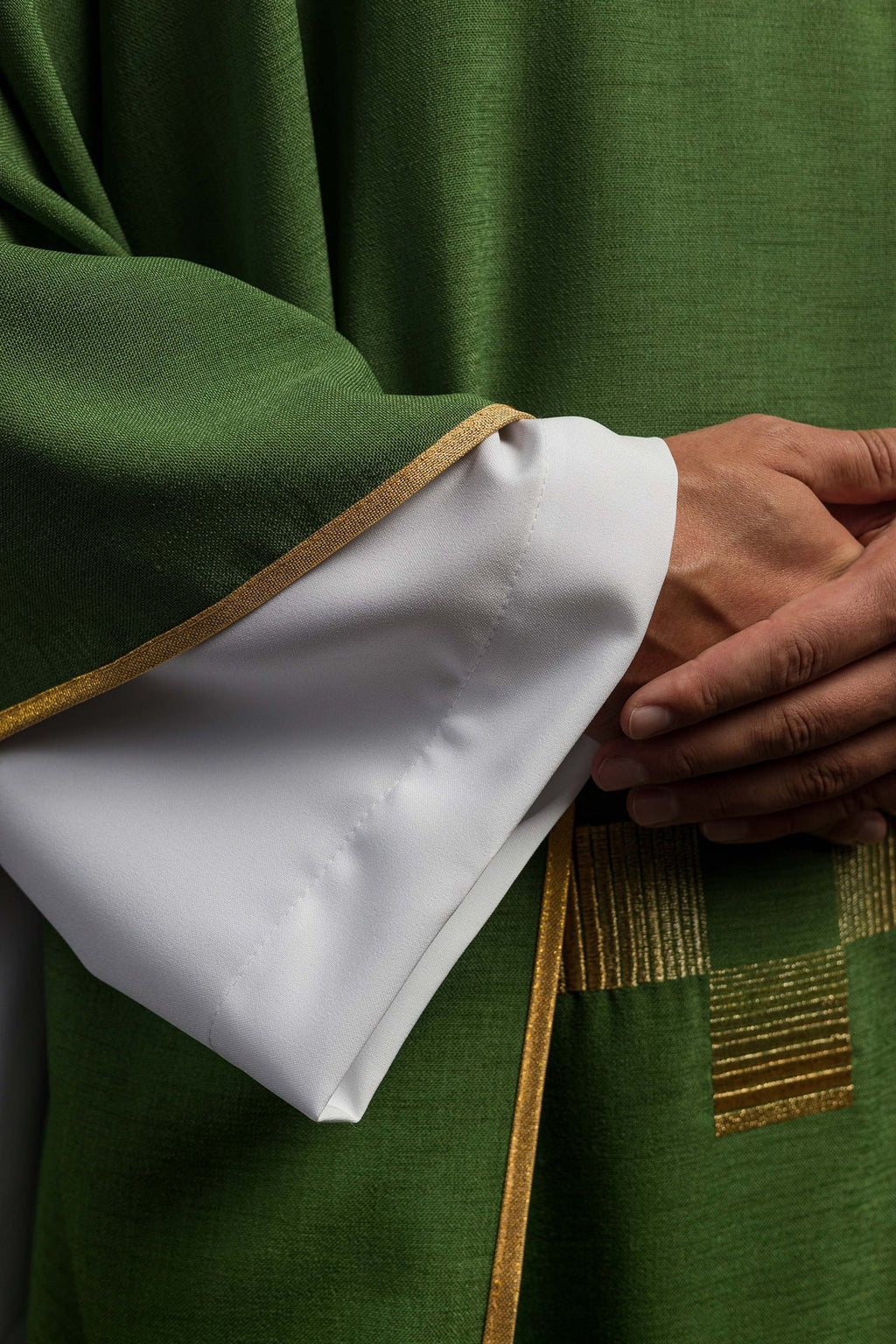 Ornat z haftowanymi Krzyżami w kolorze zielonym - ORNATY.PL