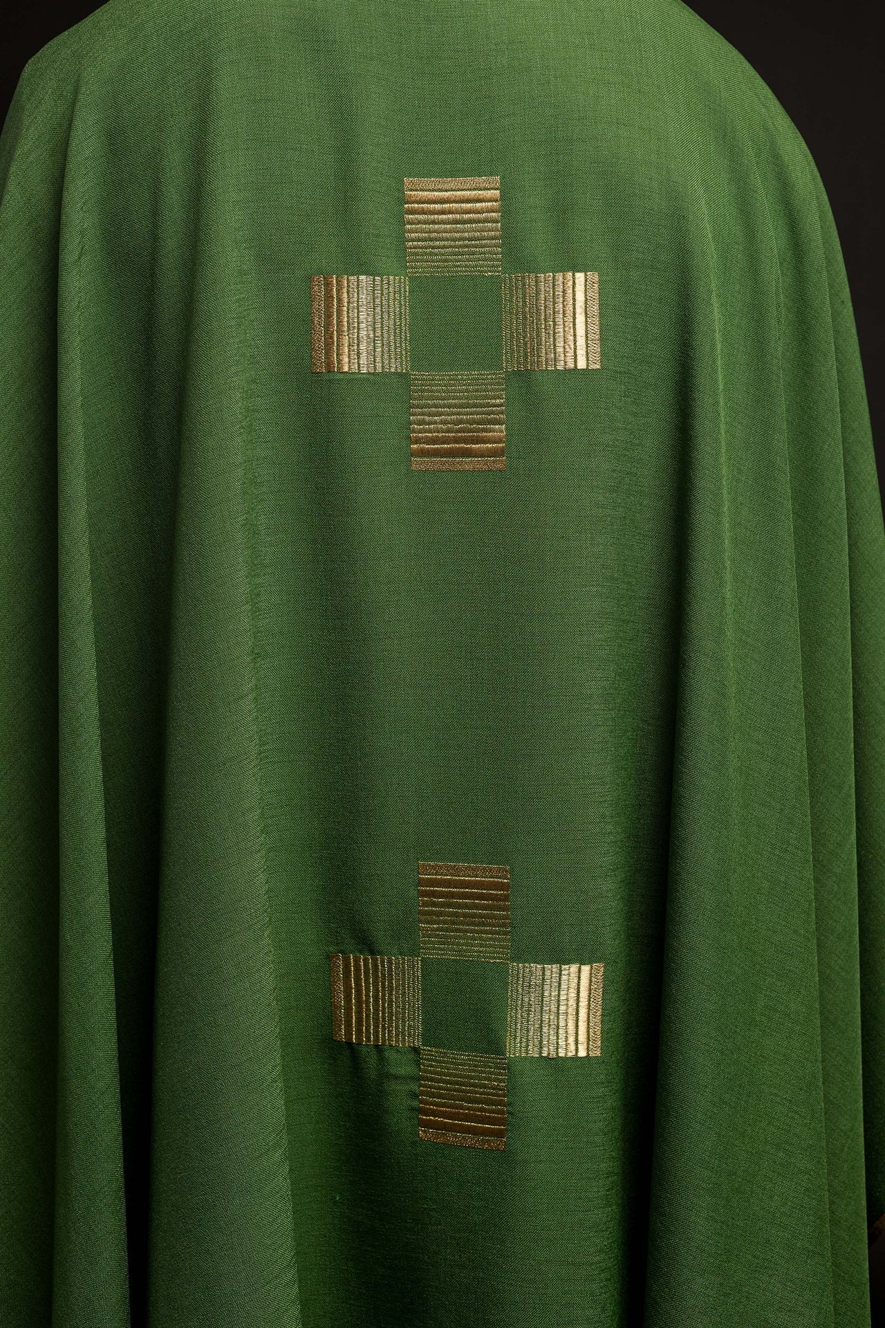 Ornat z haftowanymi Krzyżami w kolorze zielonym - ORNATY.PL