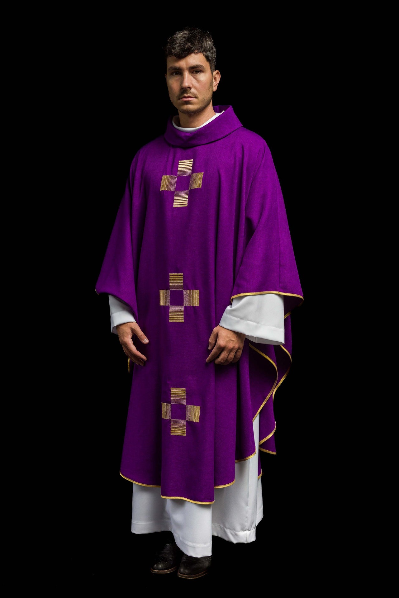 Ornat z haftowanymi Krzyżami w kolorze fioletowym - ORNATY.PL