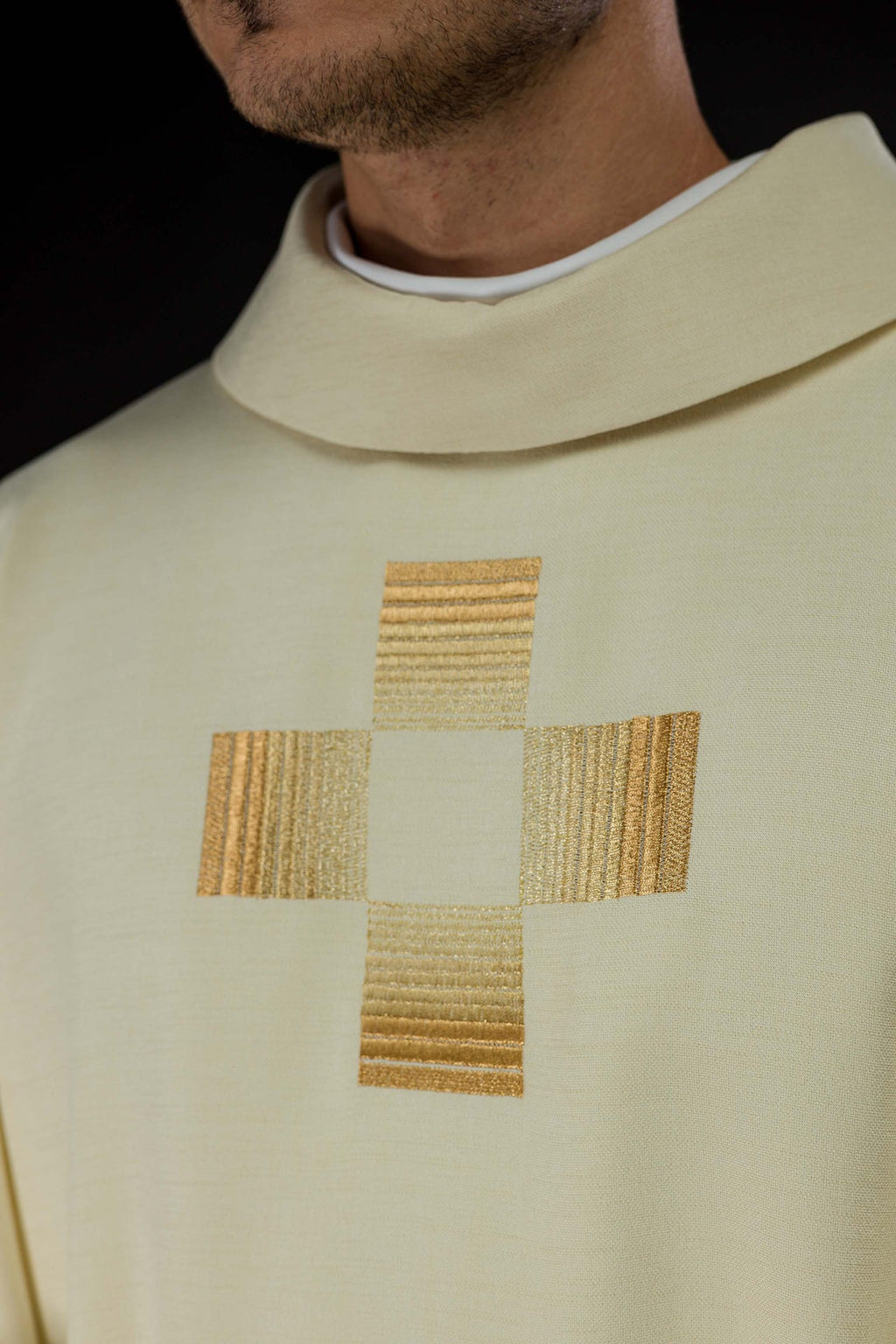 Ornat z haftowanymi złotymi krzyżami - ORNATY.PL