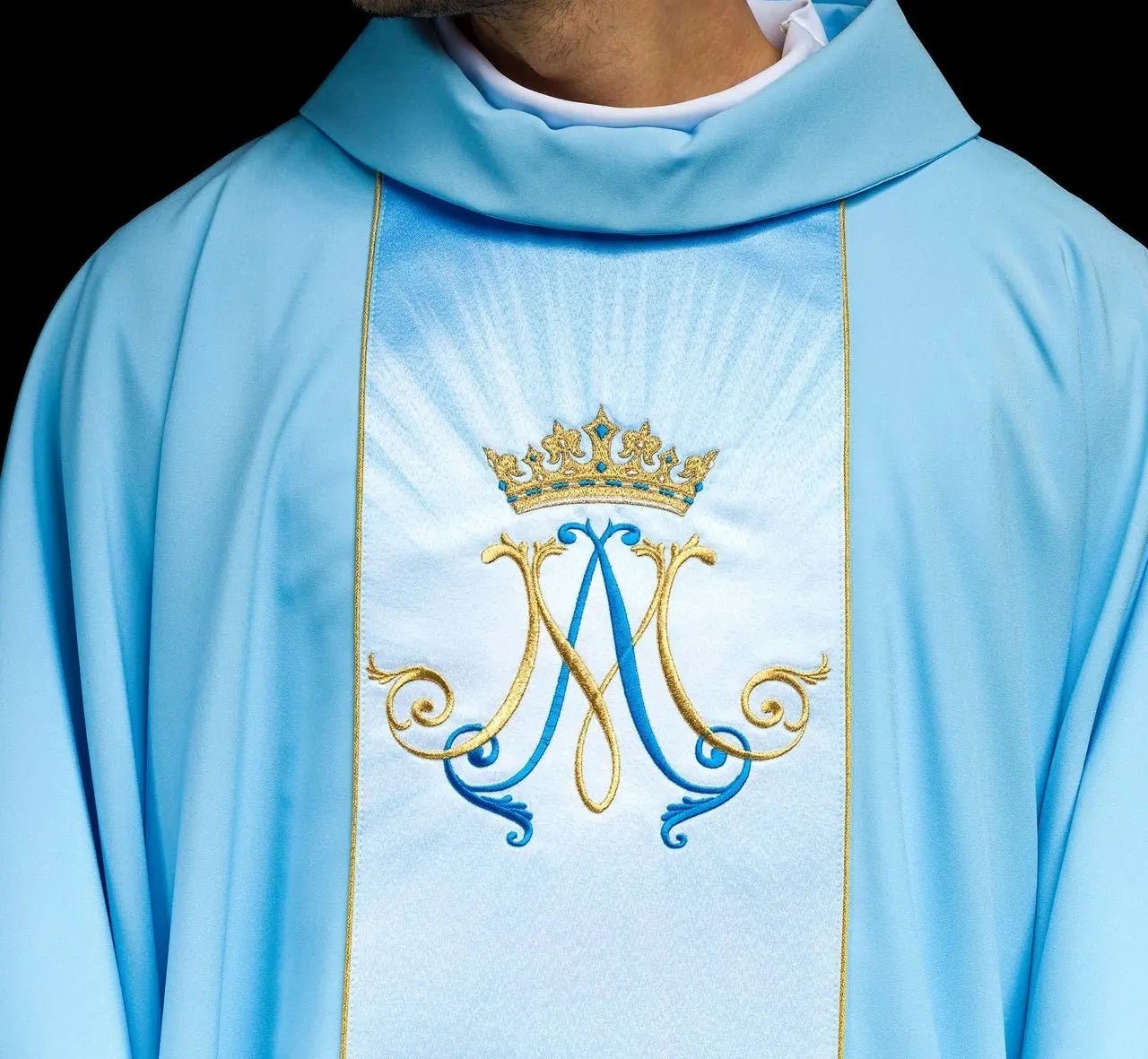 Niebieski ornat liturgiczny maryjny z pasem sublimowanym i haftowanym