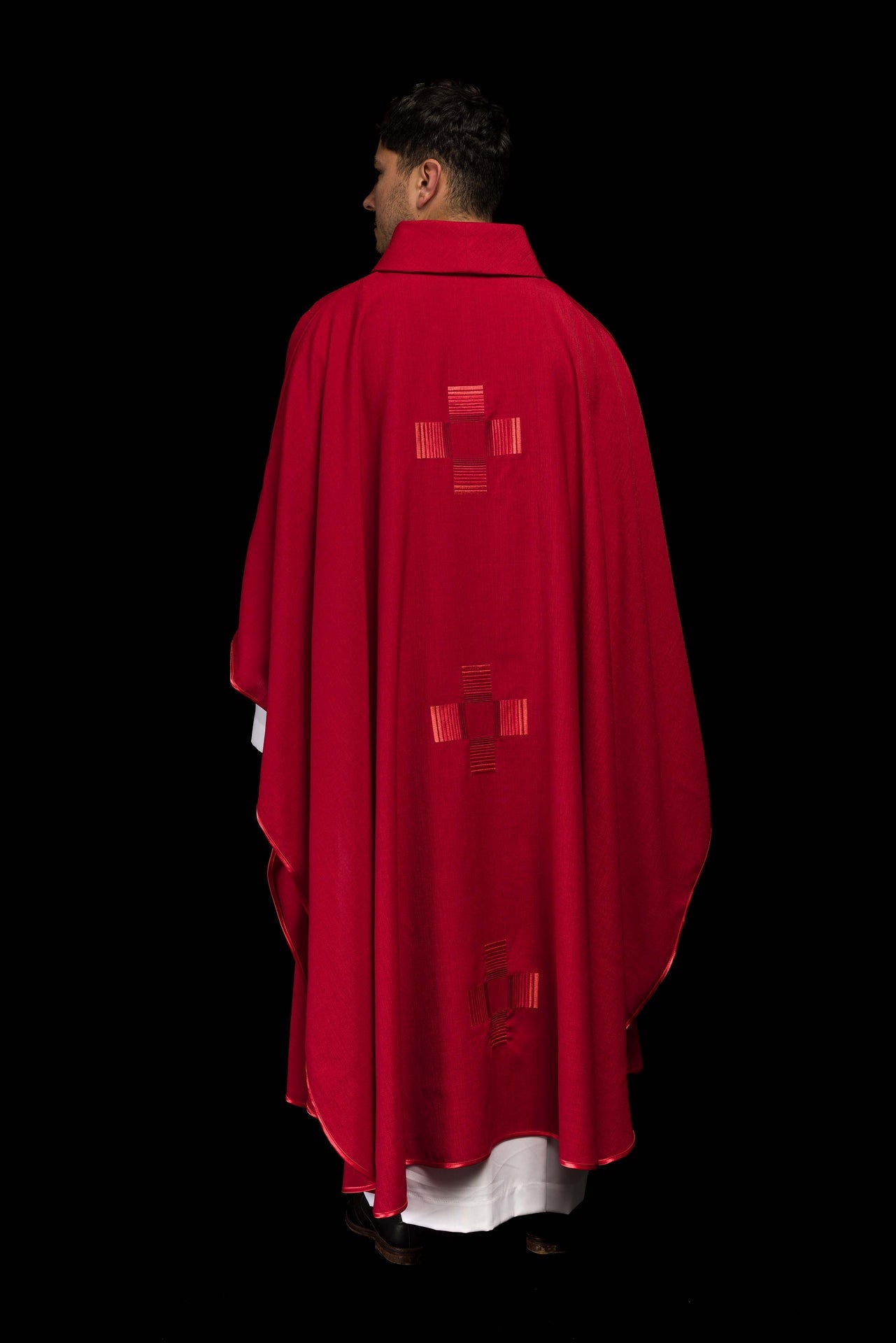 Czerwony ornat haftowanymi krzyżami - ORNATY.PL