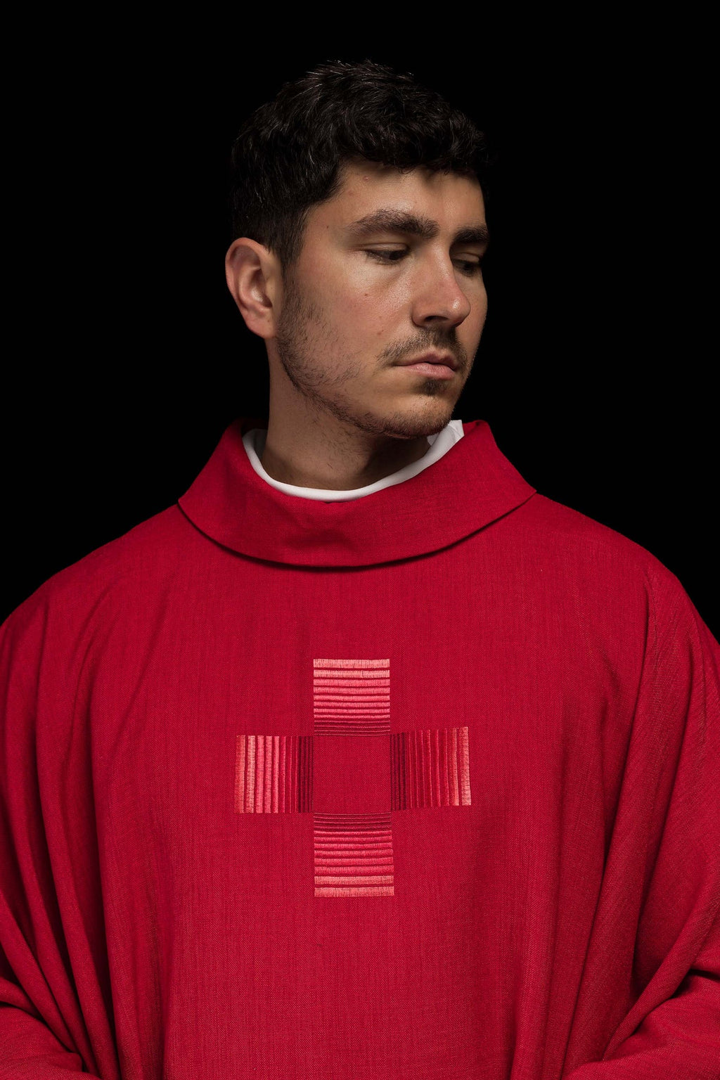 Czerwony ornat haftowanymi krzyżami - ORNATY.PL