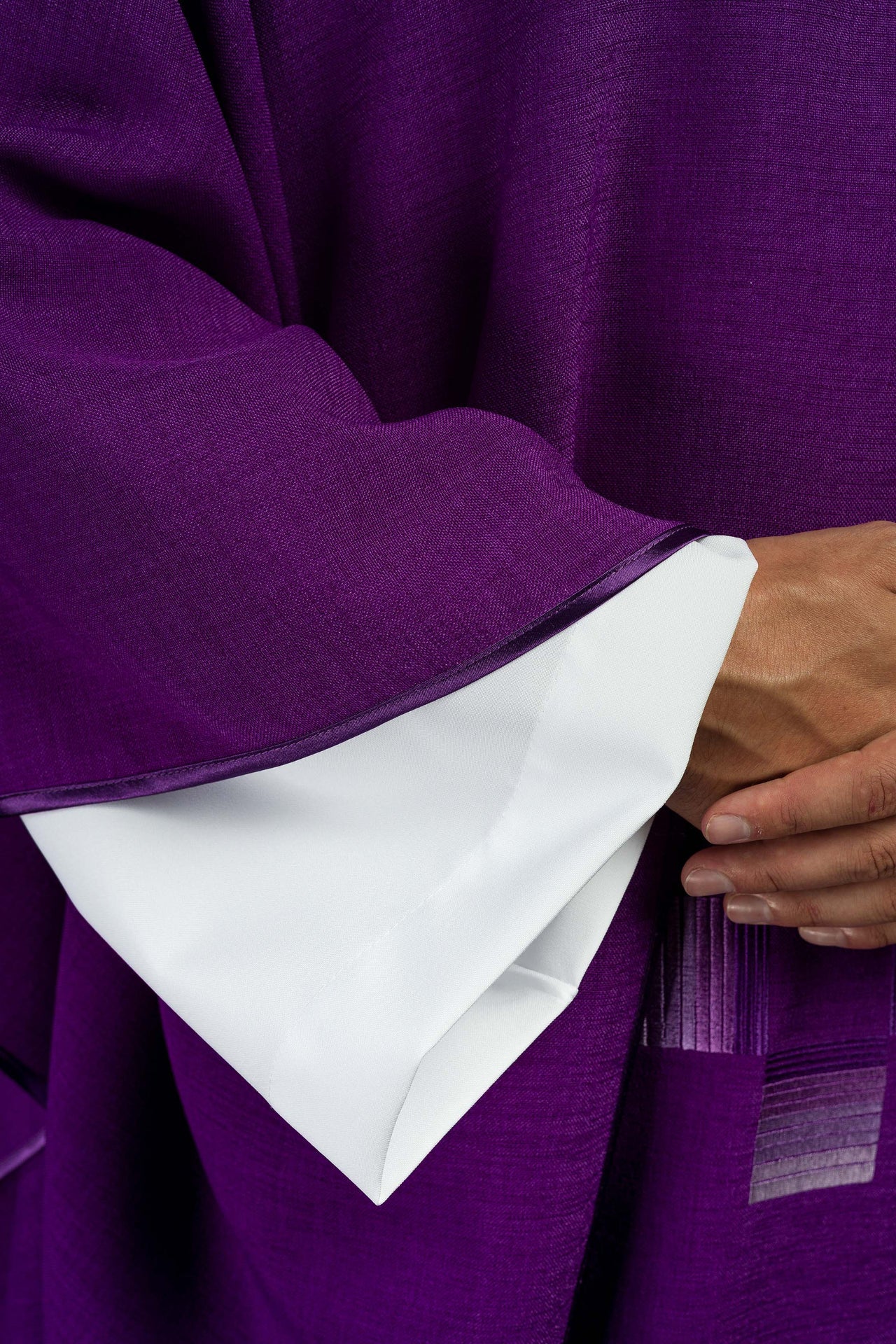 Fioletowy ornat haftowanymi krzyżami - ORNATY.PL