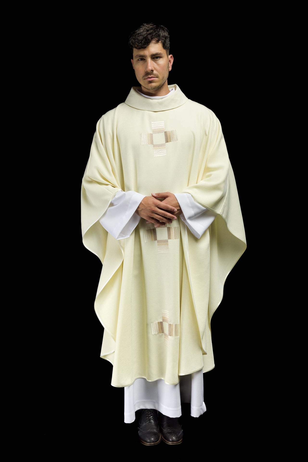 Ornat haftowanymi krzyżami w kolorze Ecru - ORNATY.PL