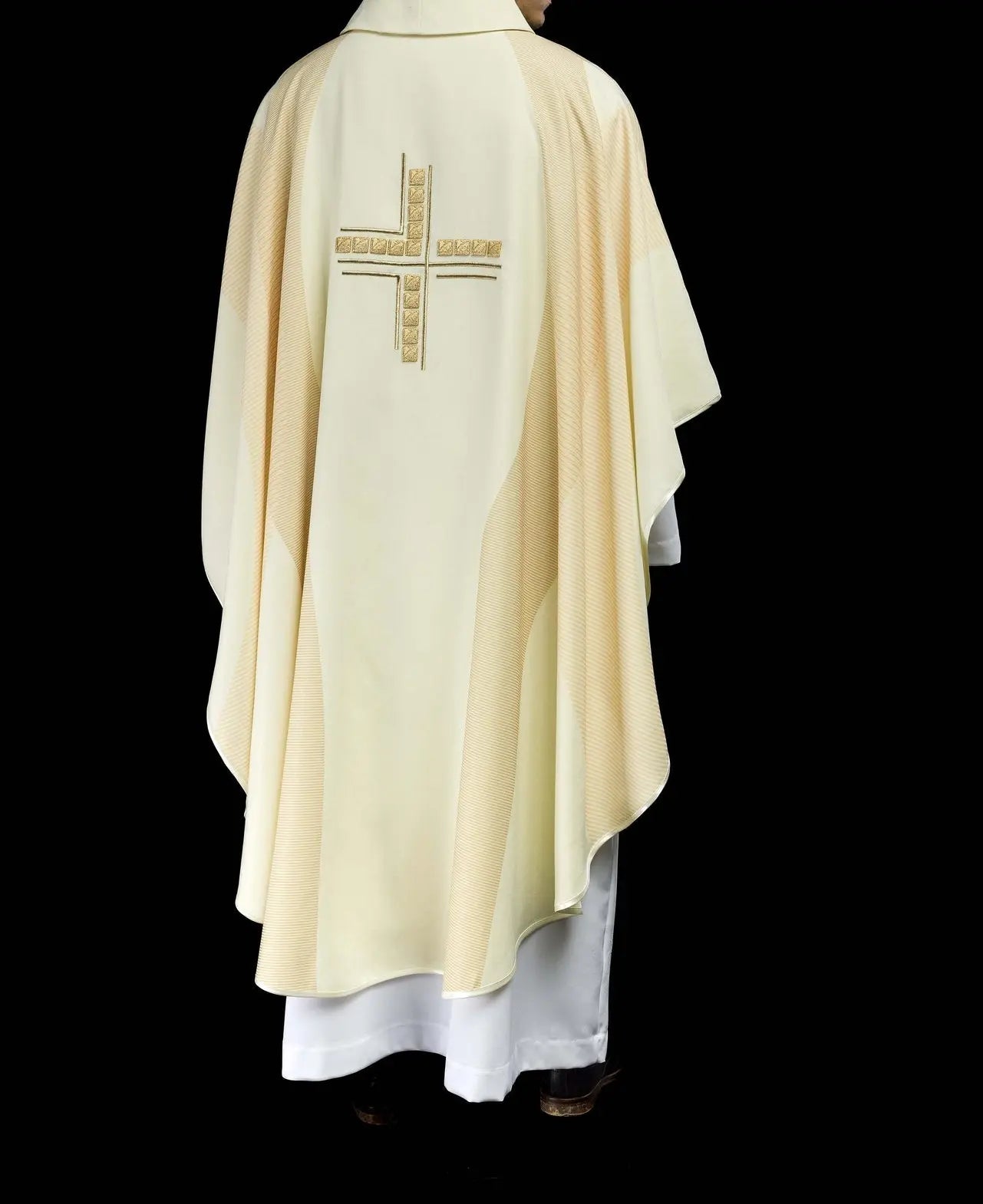 Chasuble in ecru with embroidered Cross
