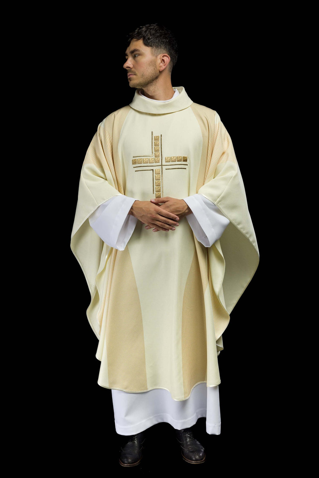 Ornat w kolorze ecru z haftowanym Krzyżem - ORNATY.PL