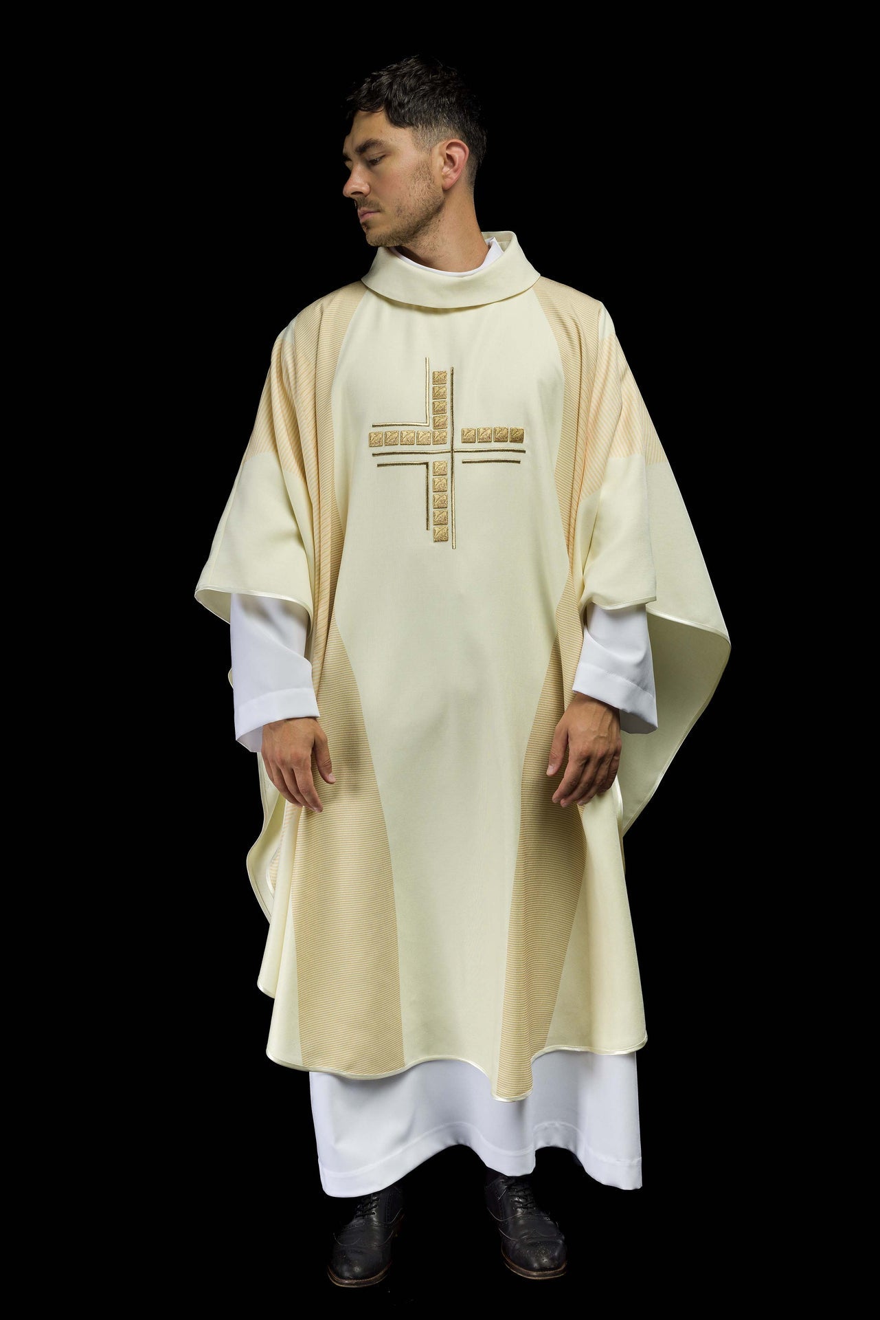 Ornat w kolorze ecru z haftowanym Krzyżem - ORNATY.PL